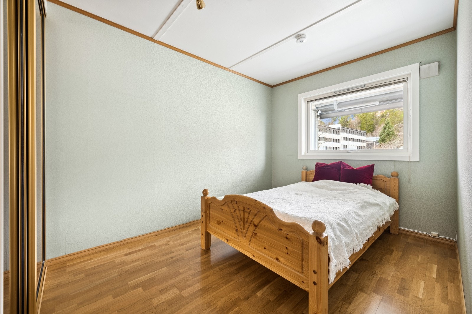 Leiligheten har 2 gode soverom. Dette er soverom 2 i boligen med adkomst fra stuen. Galleribilde