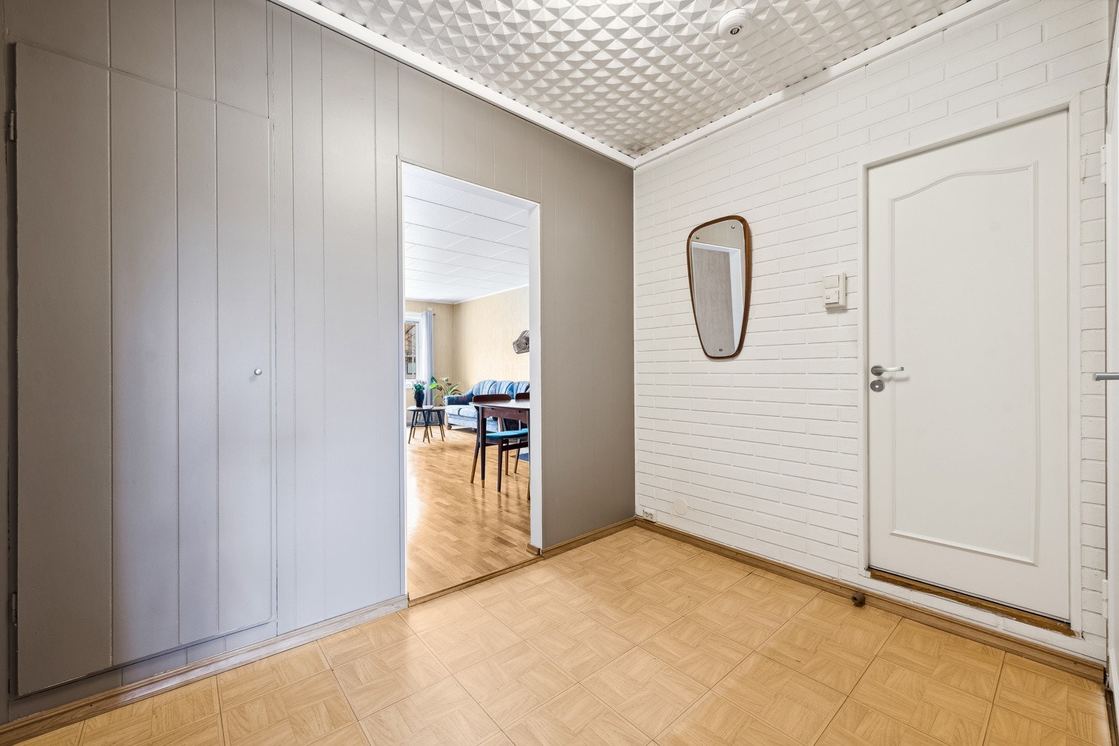 Romslig entré med god plass til å henge fra seg yttertøy og sko. Det en innebygget garderobeløsning i entreen. Galleribilde