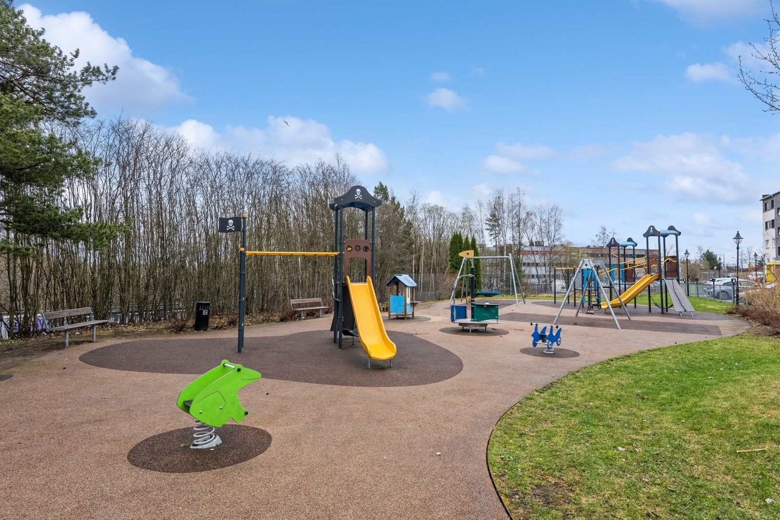 Borettslaget er et rolig og barnevennlig område med hyggelige lekplasser og sittegrupper. Galleribilde