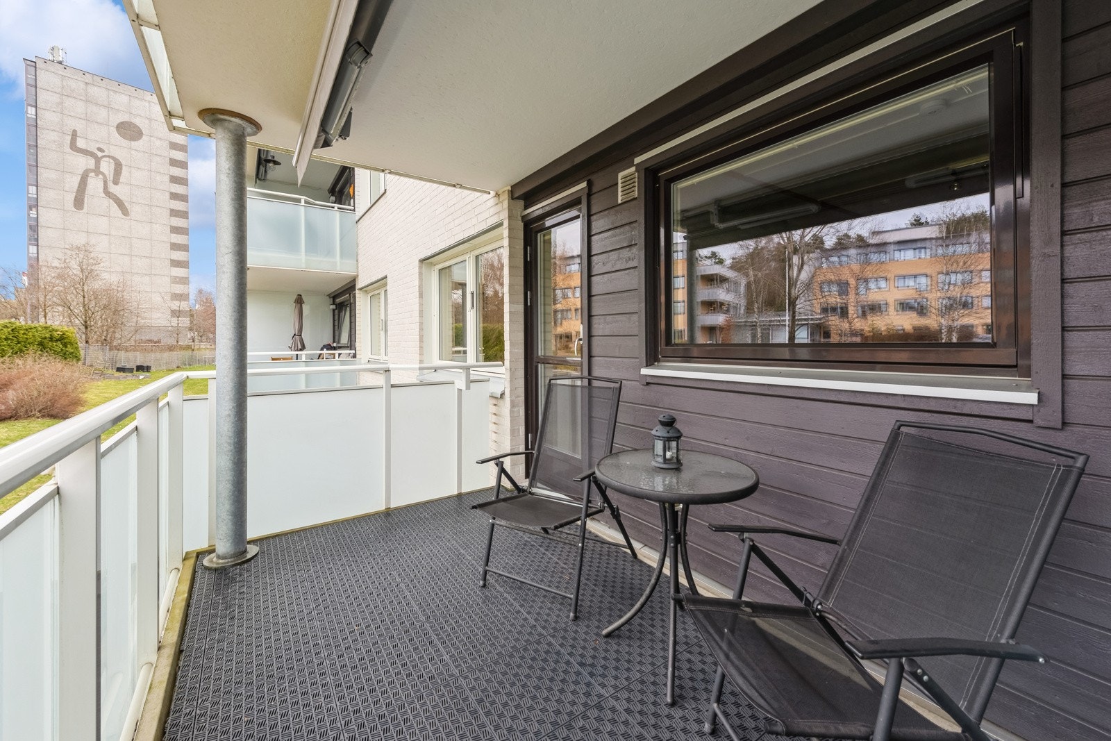 På balkongen er det mulig å skape seg en god og lun liten oase med utemøblement, beplantning og grill. Her kan man nyte deilige og gode sommer kvelder. Galleribilde