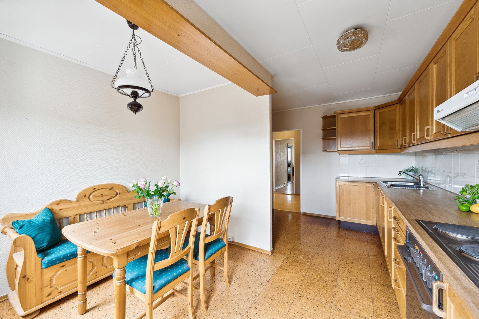 Kjøkkenet har plass til frittstående hvitevarer. Galleribilde