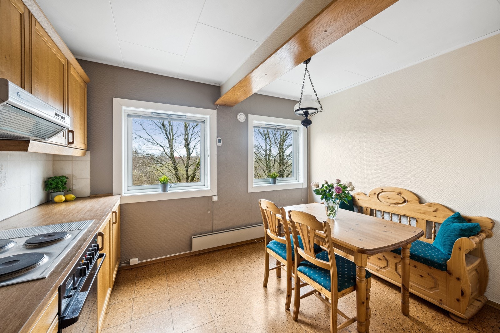 Stort og godt kjøkken med plass til en hyggelig spisegruppe. Galleribilde