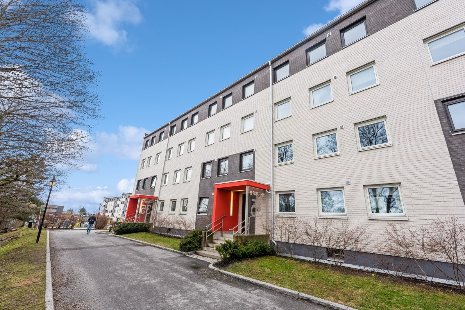 Hyggelig inngangsparti til boligblokken. Galleribilde