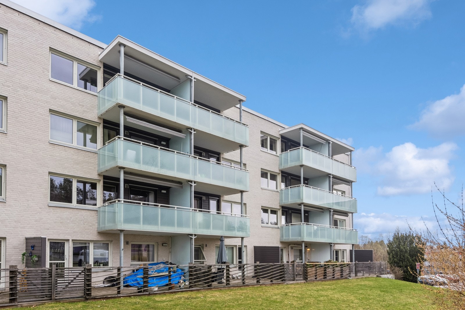 Borettslaget har et meget hyggelig felles uteområde med pent opparbeidede grøntarealer, sittegrupper og lekeplass. Galleribilde