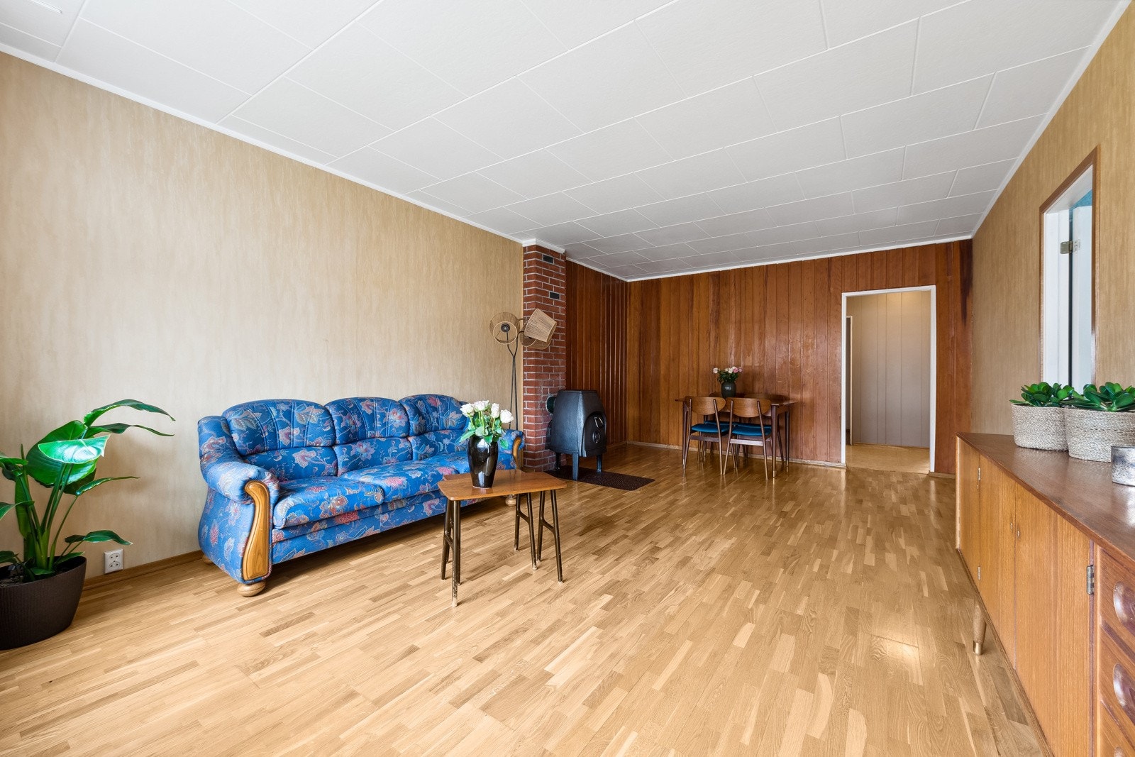 Stuen har ulike møbleringsmuligheter og det er plass til både en sittegruppe, spisegruppe og øvrig møblement. Stuen har peisovn som gir god varme og en hyggelig atmosfære. Galleribilde