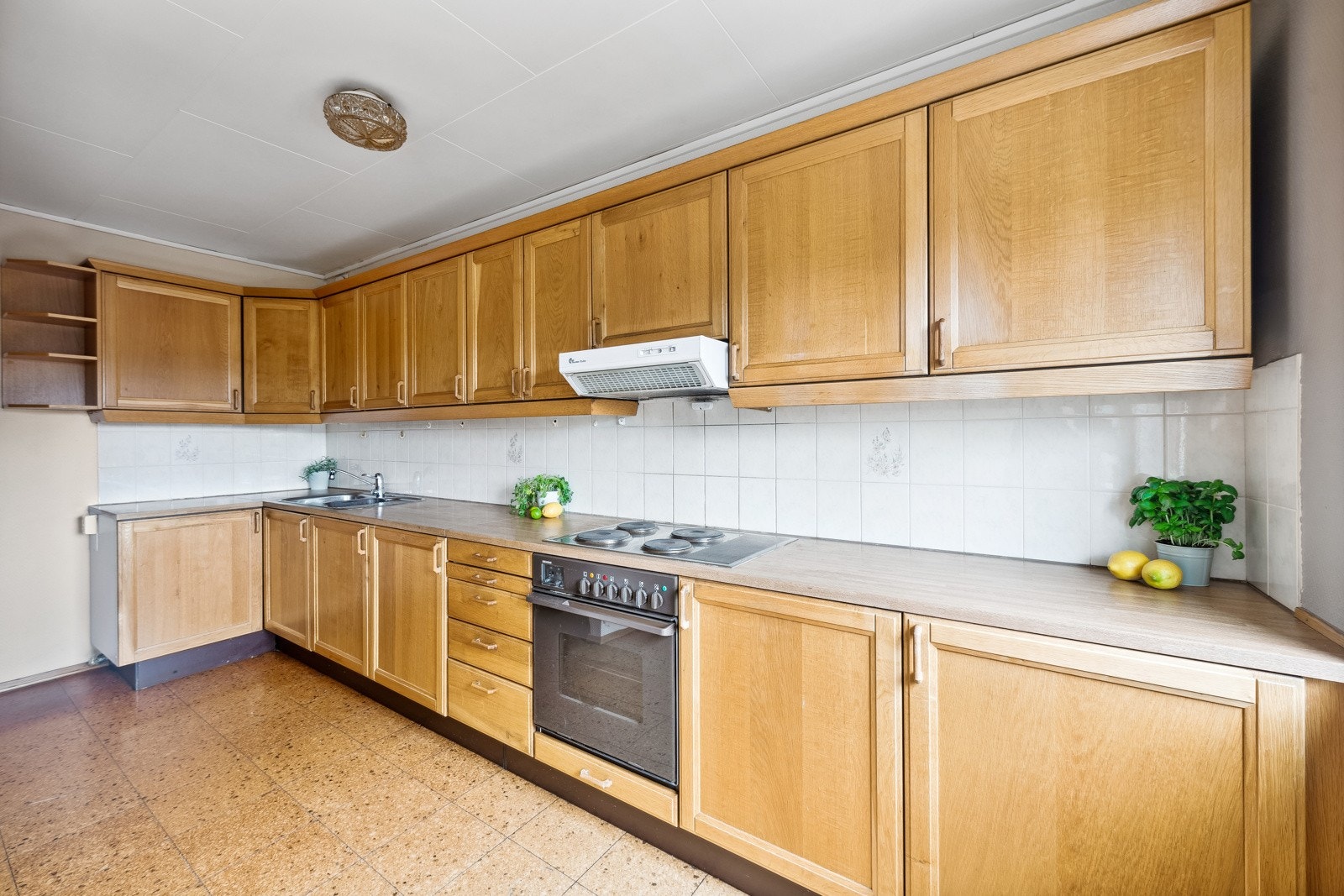 Kjøkken av eldre årgang, og har godt med skap- og plass. Det er opplegg for vaskemaskin på kjøkkenet. Galleribilde