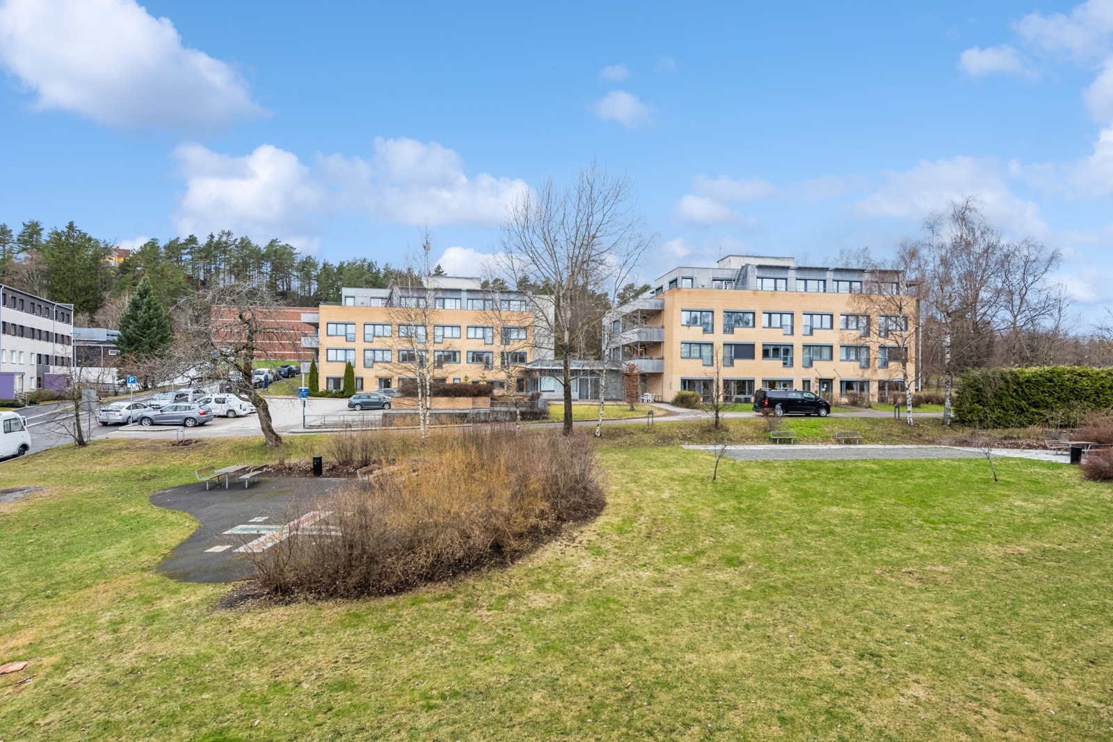 Nærområde i borettslaget med kort vei til butikker og kollektivtilbud. Galleribilde