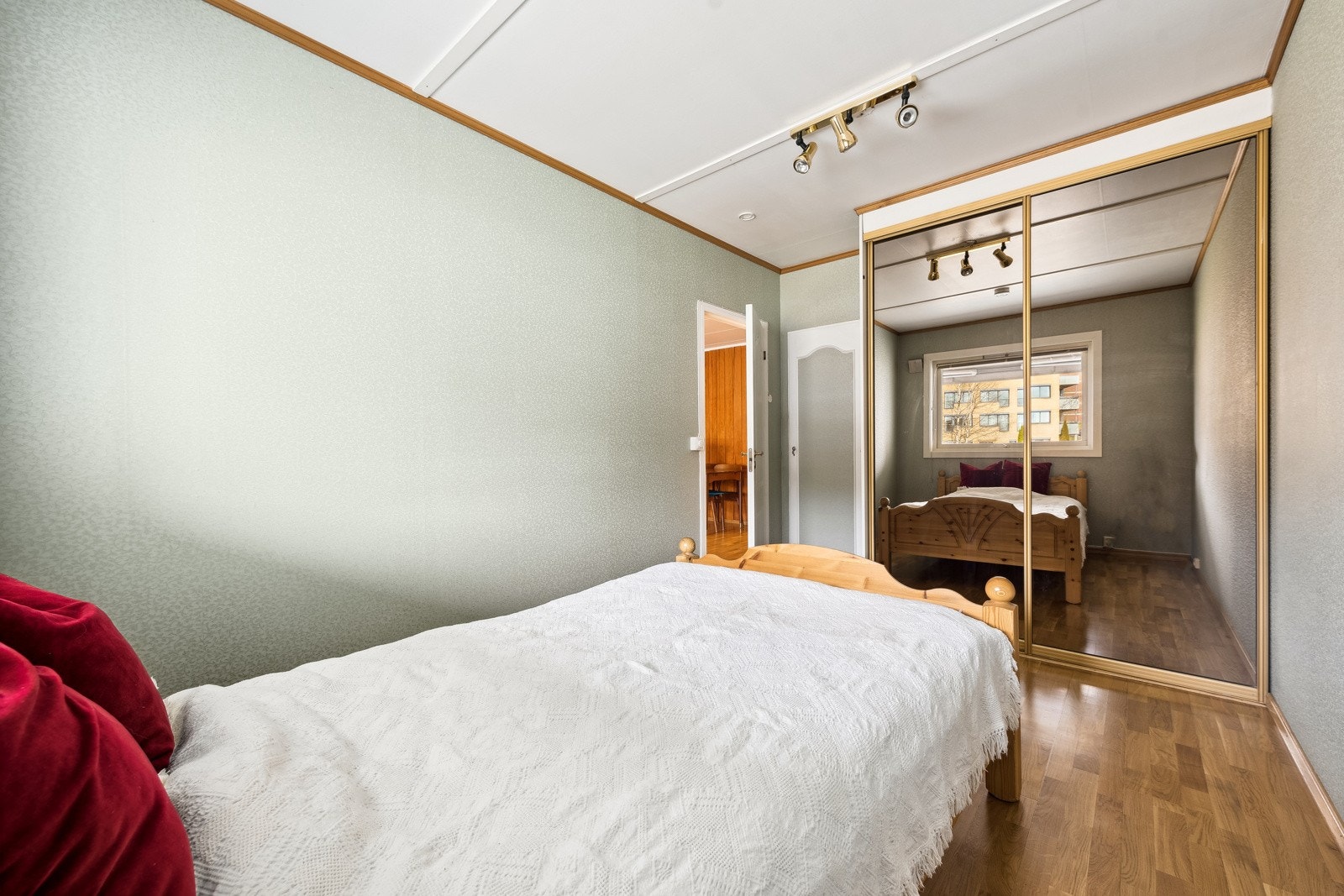 Soverom 2 har plass til dobbeltseng. Det er stor skyvedørsgarderobeløsning. Det er også adkomst til en innvendig bod som kan benyttes som walk- in closet. Galleribilde