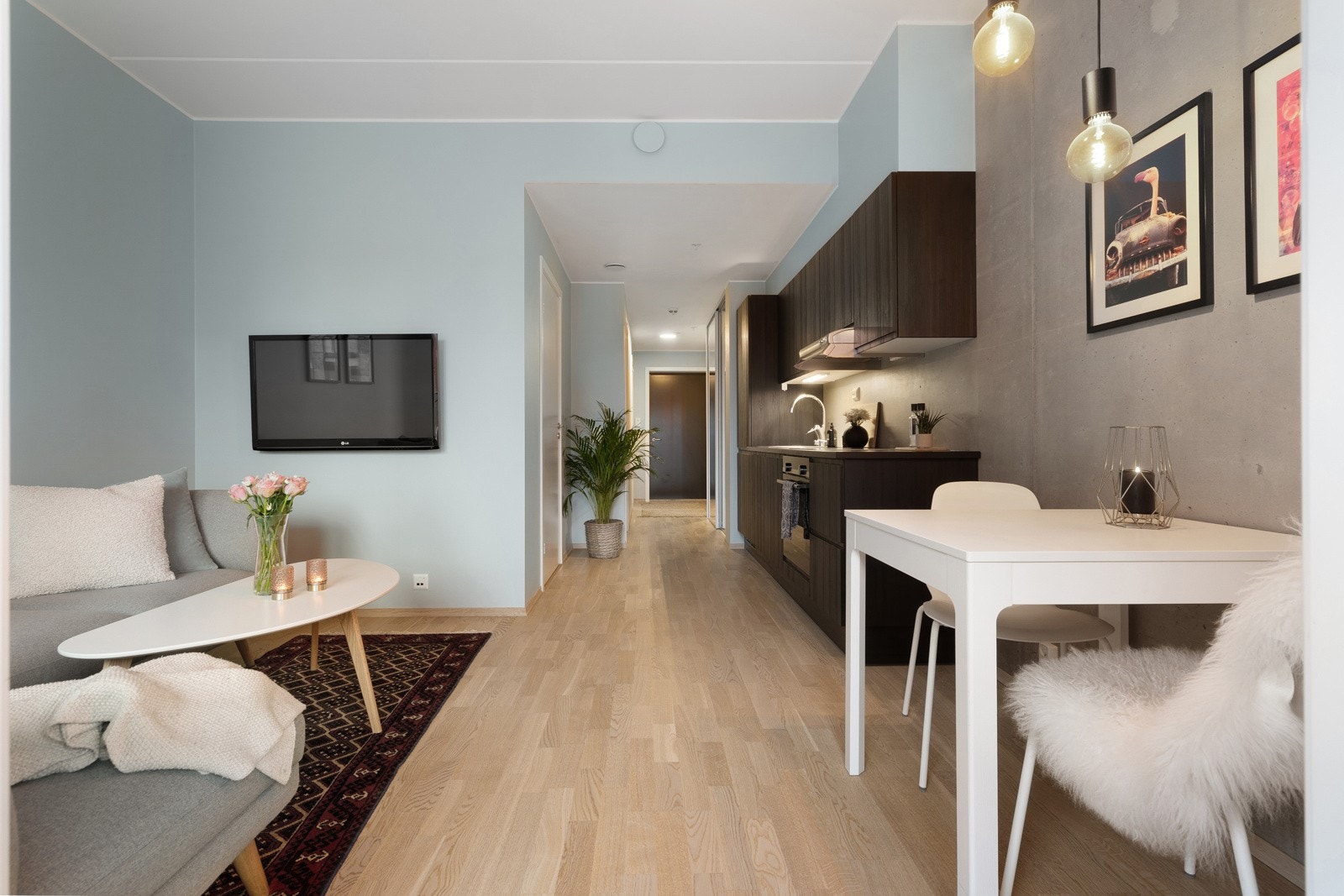 Stuen har åpen løsning mot kjøkkenet. Galleribilde