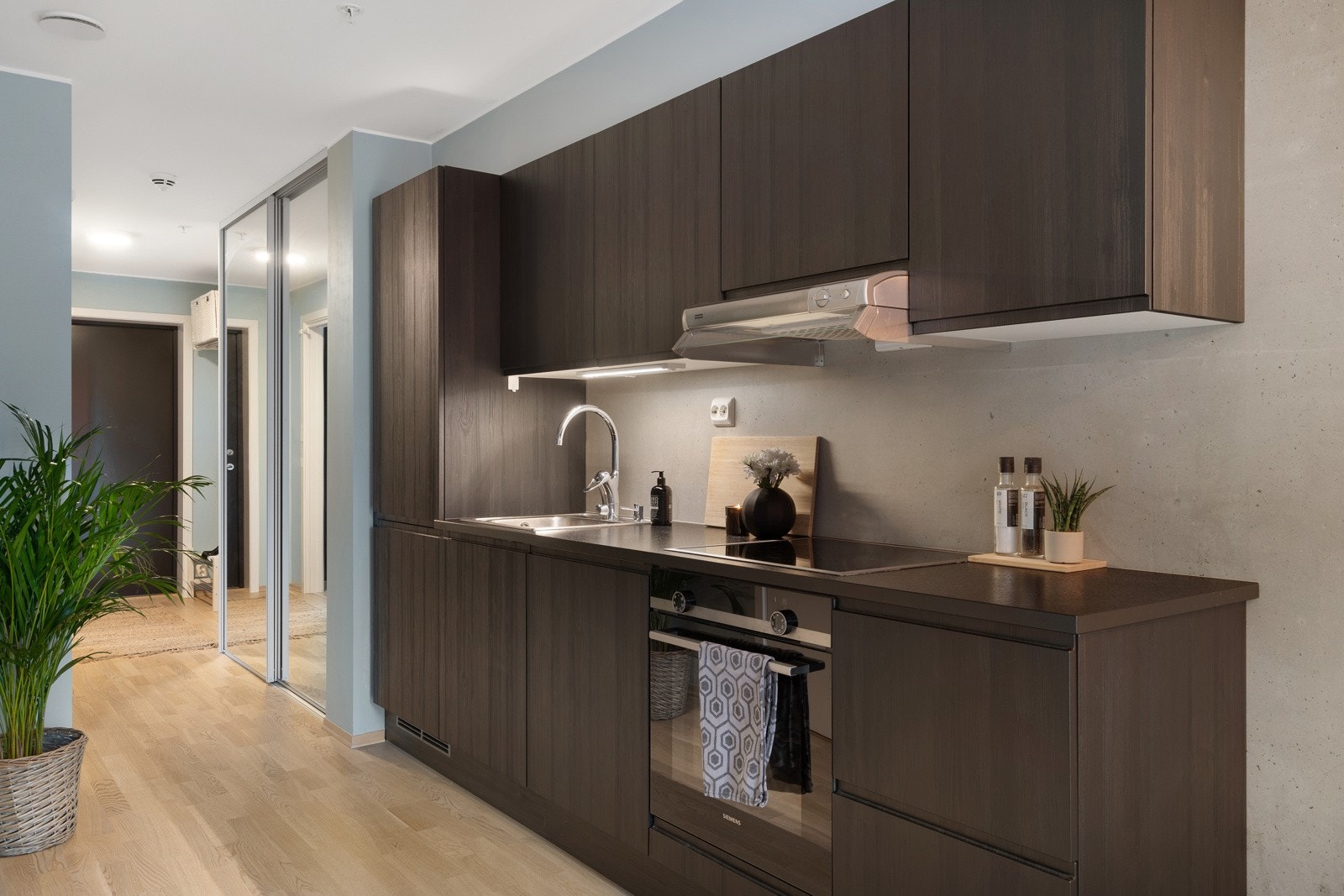 Kjøkkenet holder en god standard og har integrerte hvitevarer. Har fått TG1 av takstmann. Galleribilde