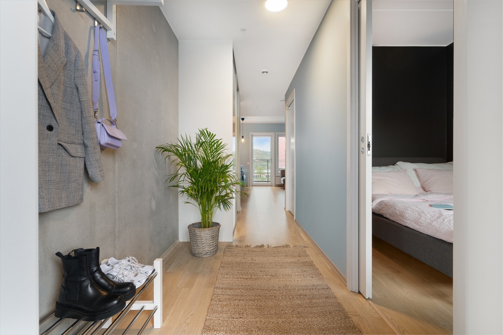 Entréen har en stor skyvedørsgarderobe som byr på gode oppbevaringsmuligheter. Galleribilde