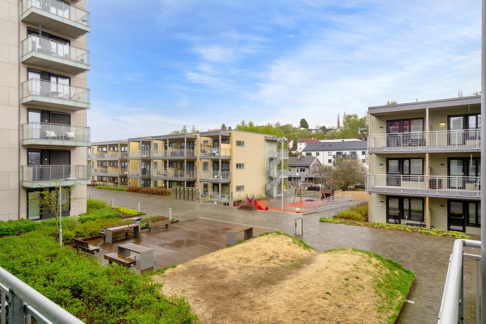 Fra leiligheten er det ca. 200 m til nærmeste busstasjon (10 ulike linjer) Galleribilde