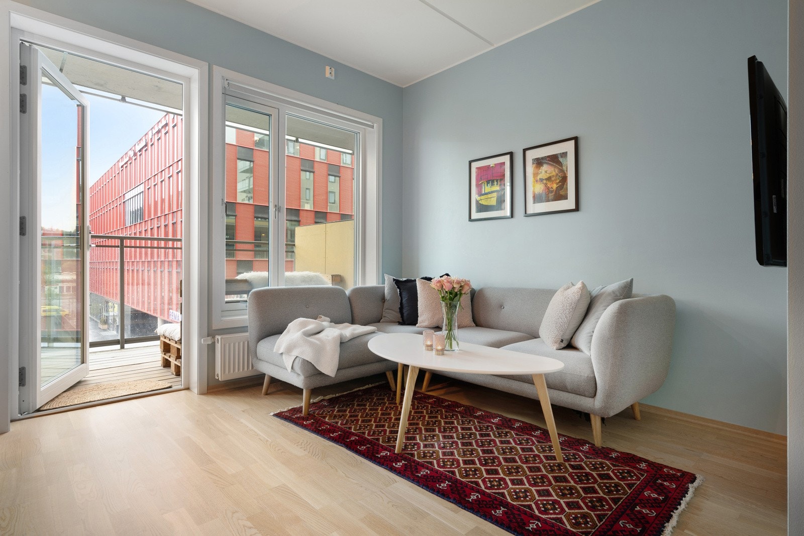 Stuen oppleves som lys og luftig. Store vindusflater gir godt med naturlig lysinnslipp. Fra stuen er det utgang til balkong. Galleribilde