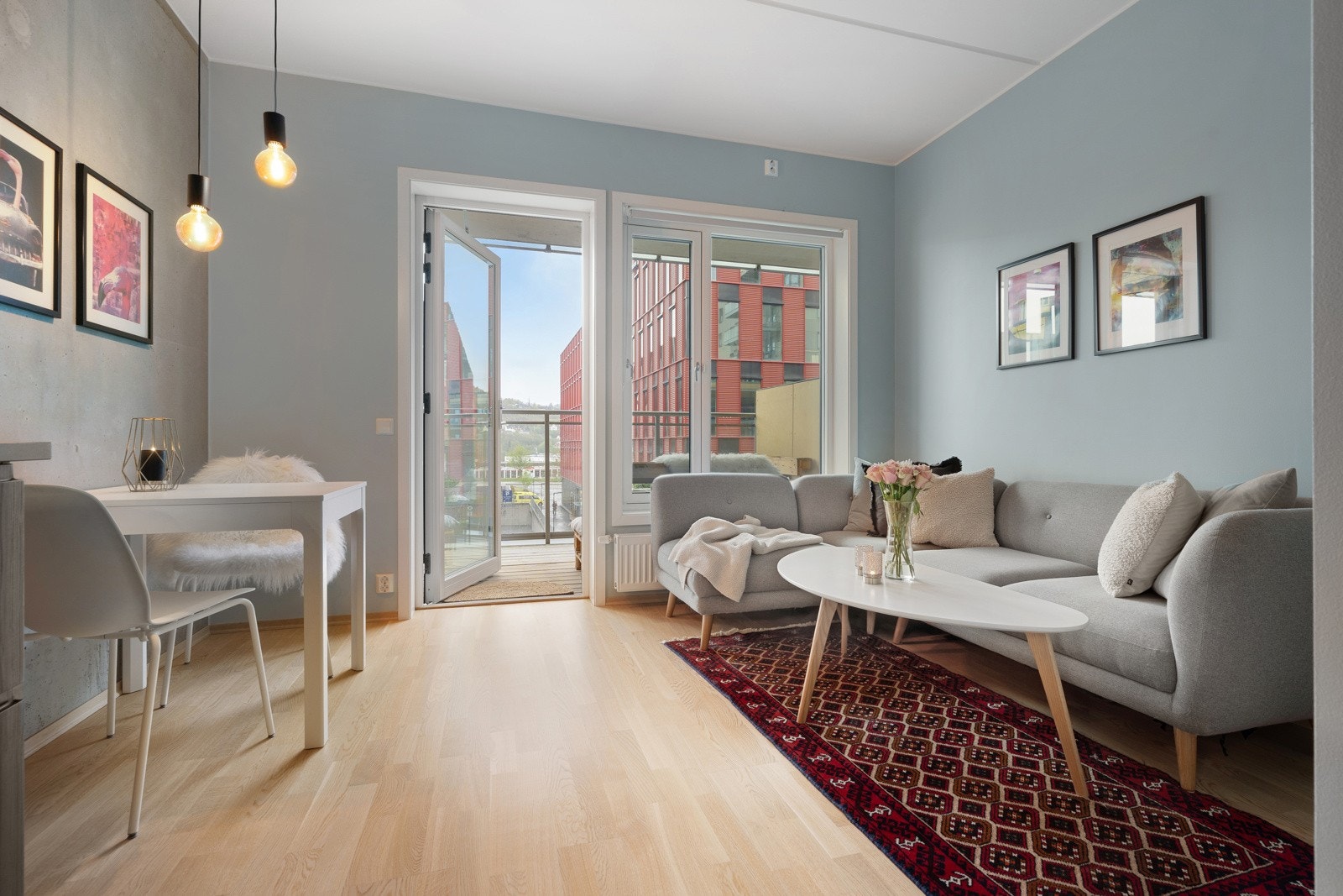 Det er god plass til sofa med tilhørende møblement. Galleribilde