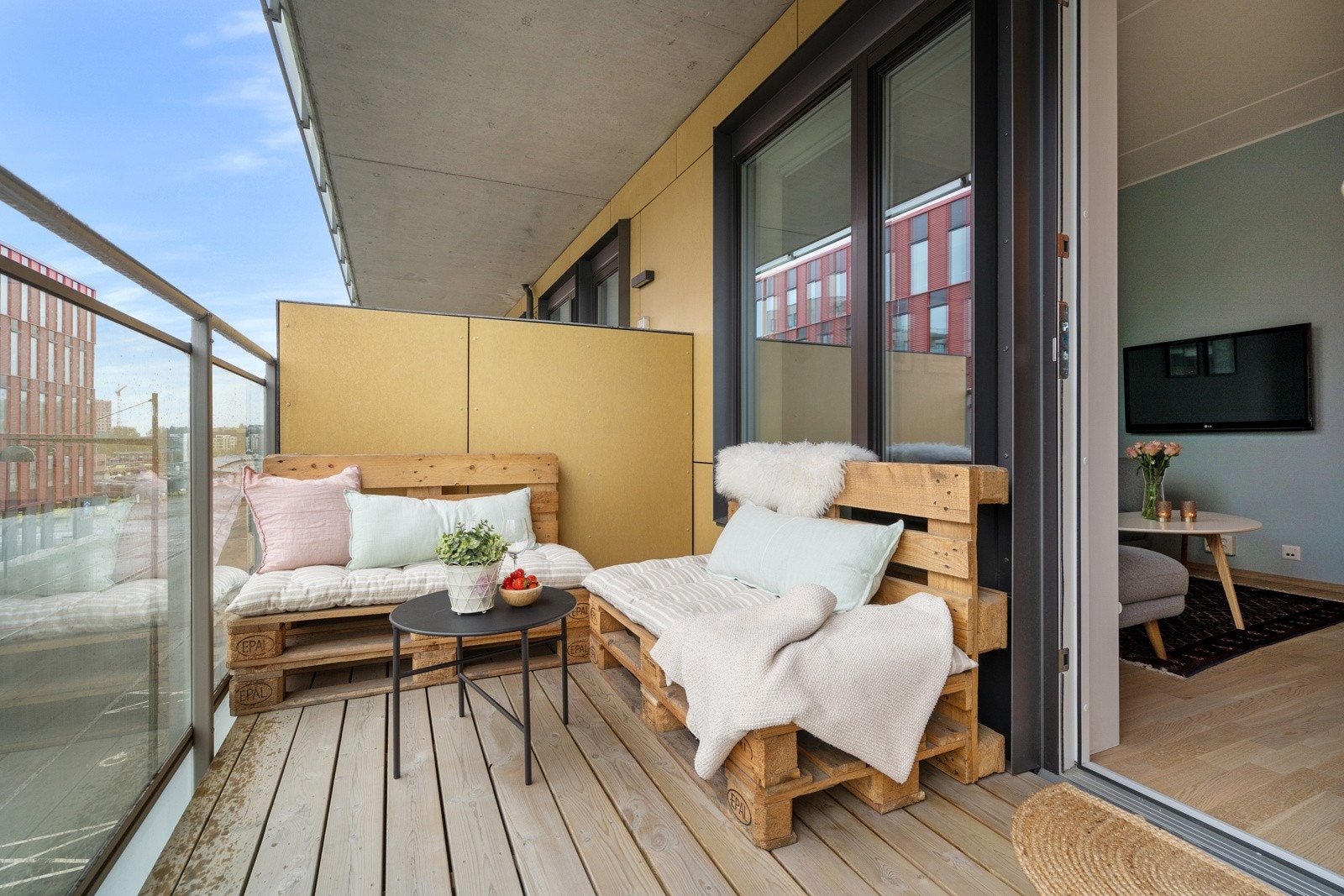 Hyggelig uteplass på balkongen. Galleribilde