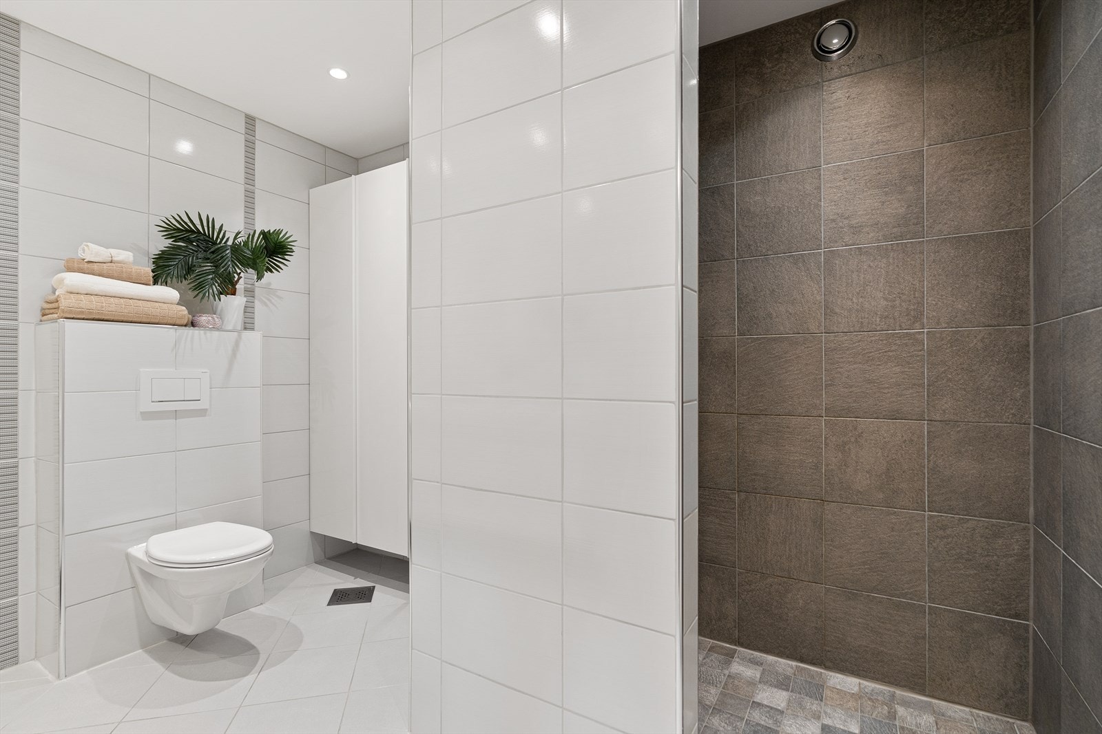 Del av dusjnisje og bad Galleribilde