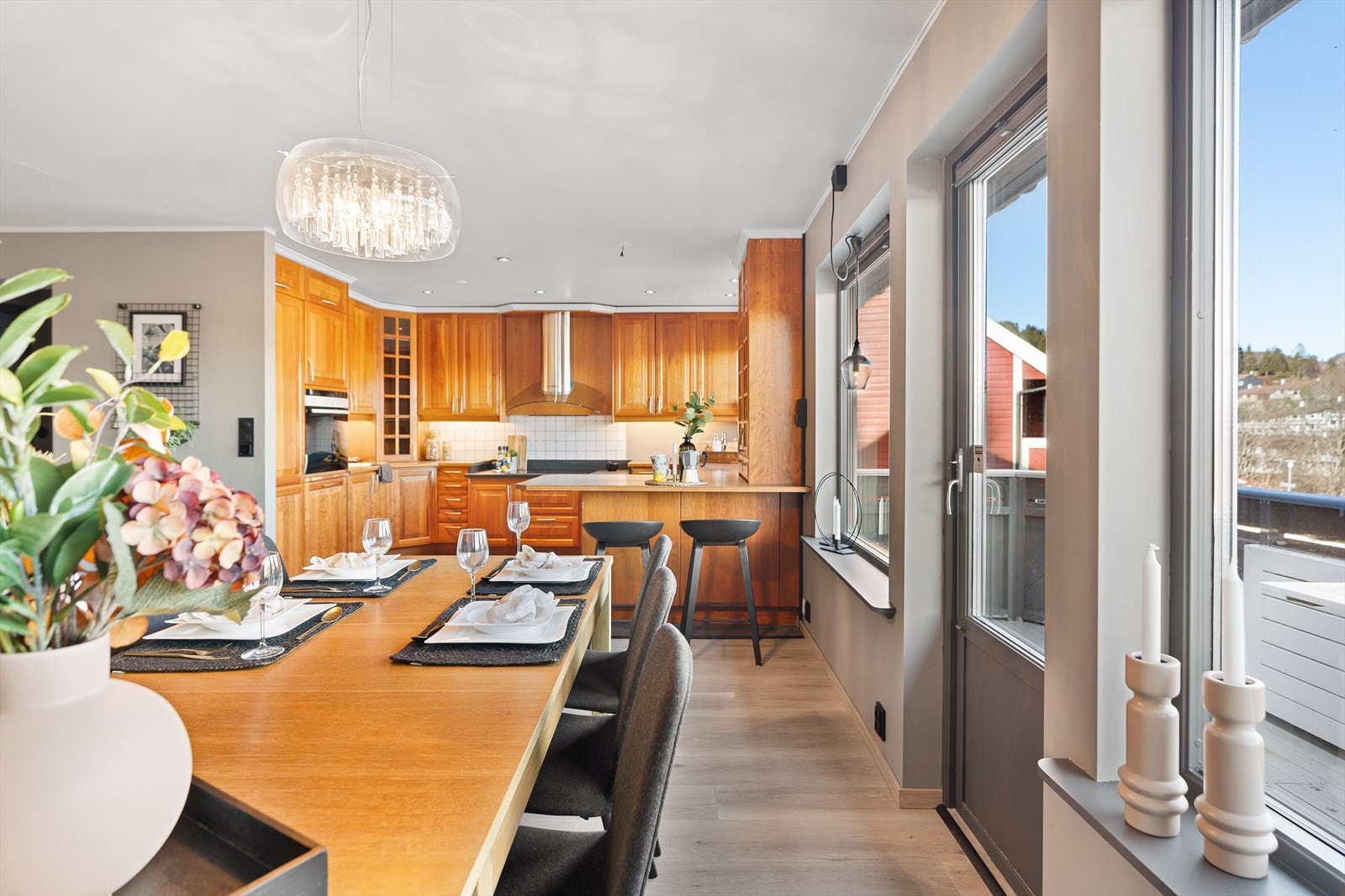 God spiseplass mot kjøkken Galleribilde