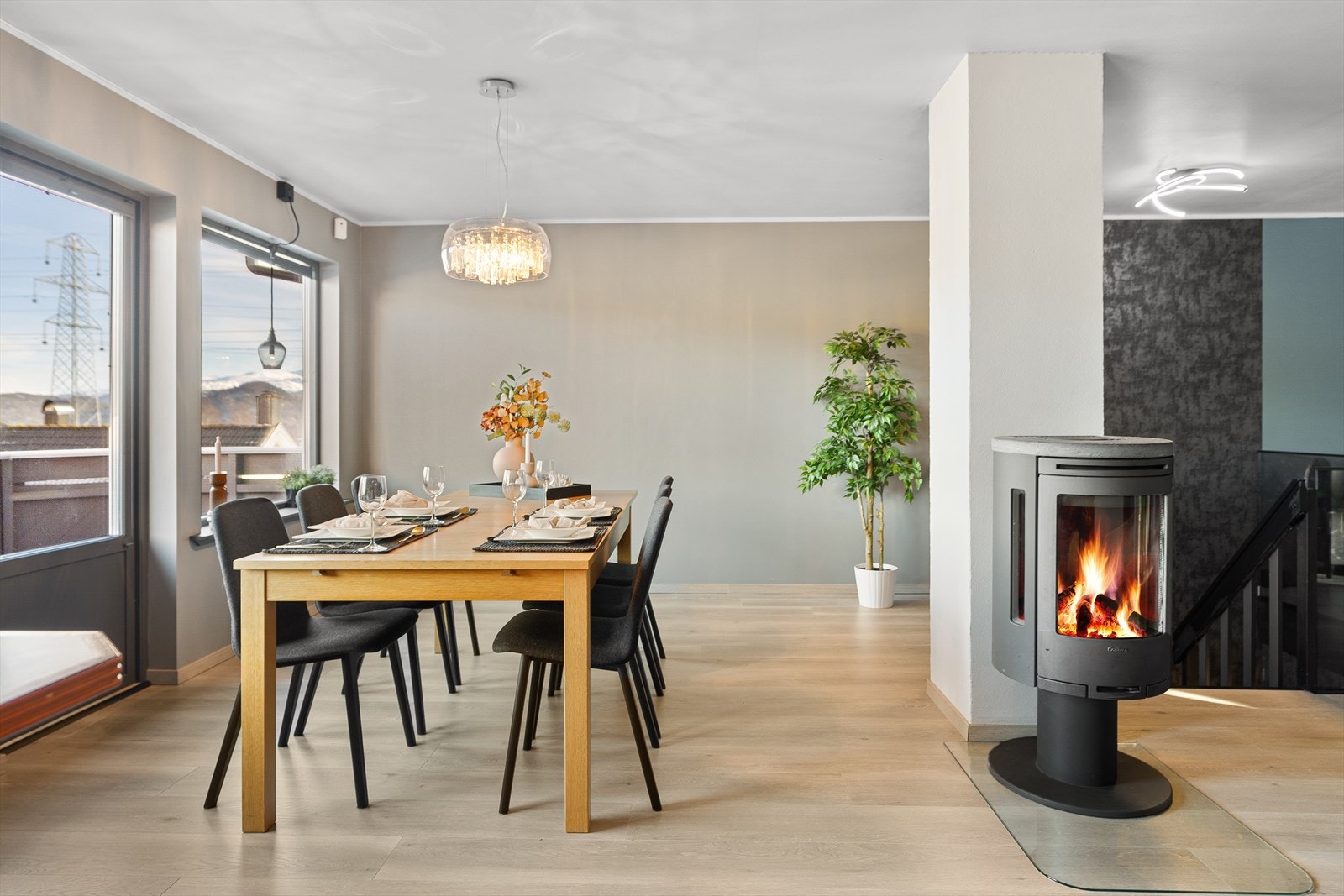 Spiseplass med peisovn Galleribilde