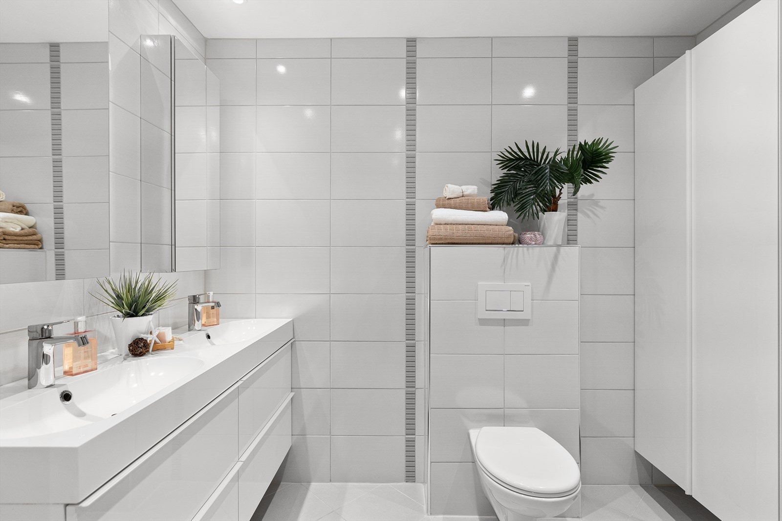 Bad med vegghengt toalett Galleribilde