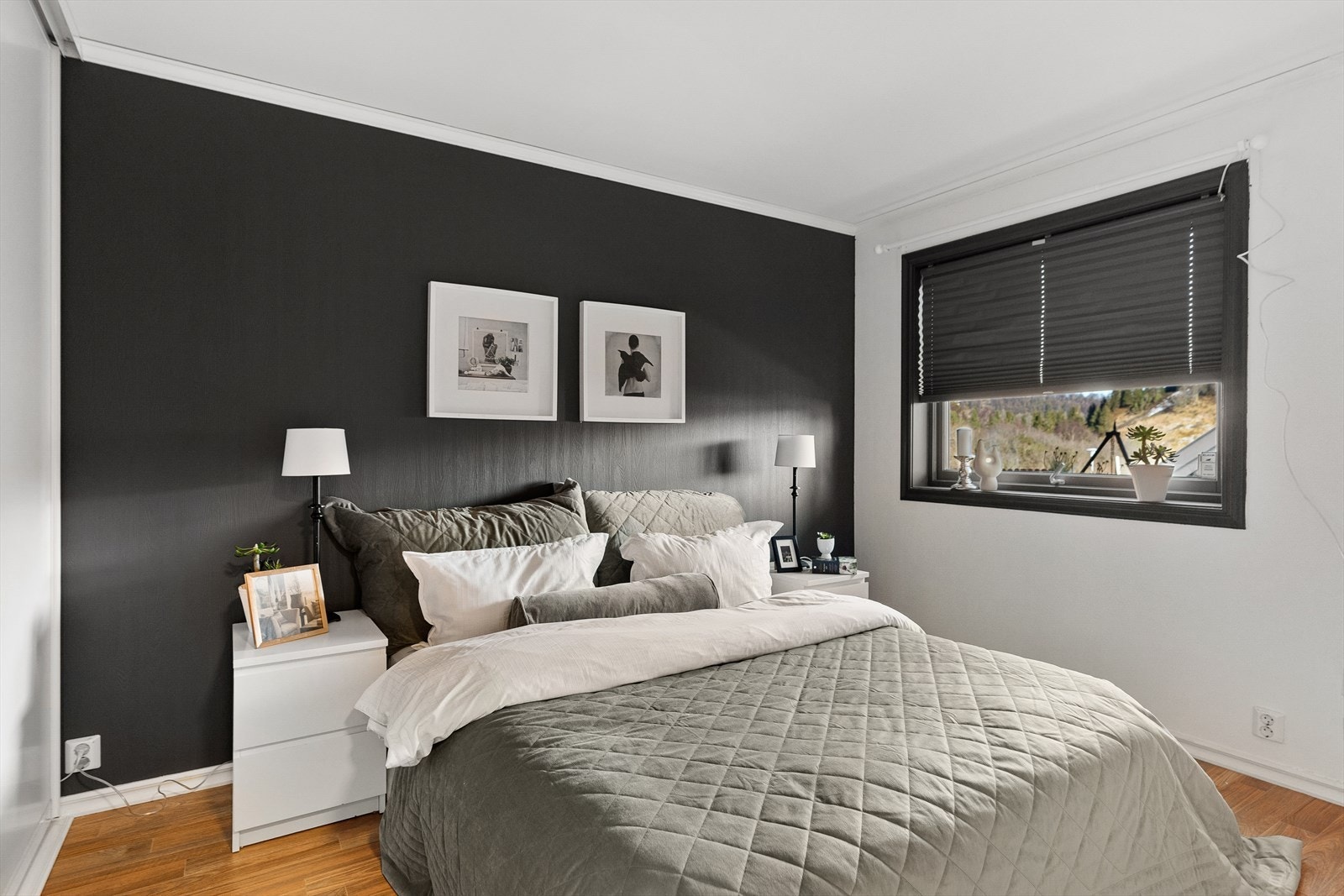 Et av to soverom i inngangsetasje Galleribilde