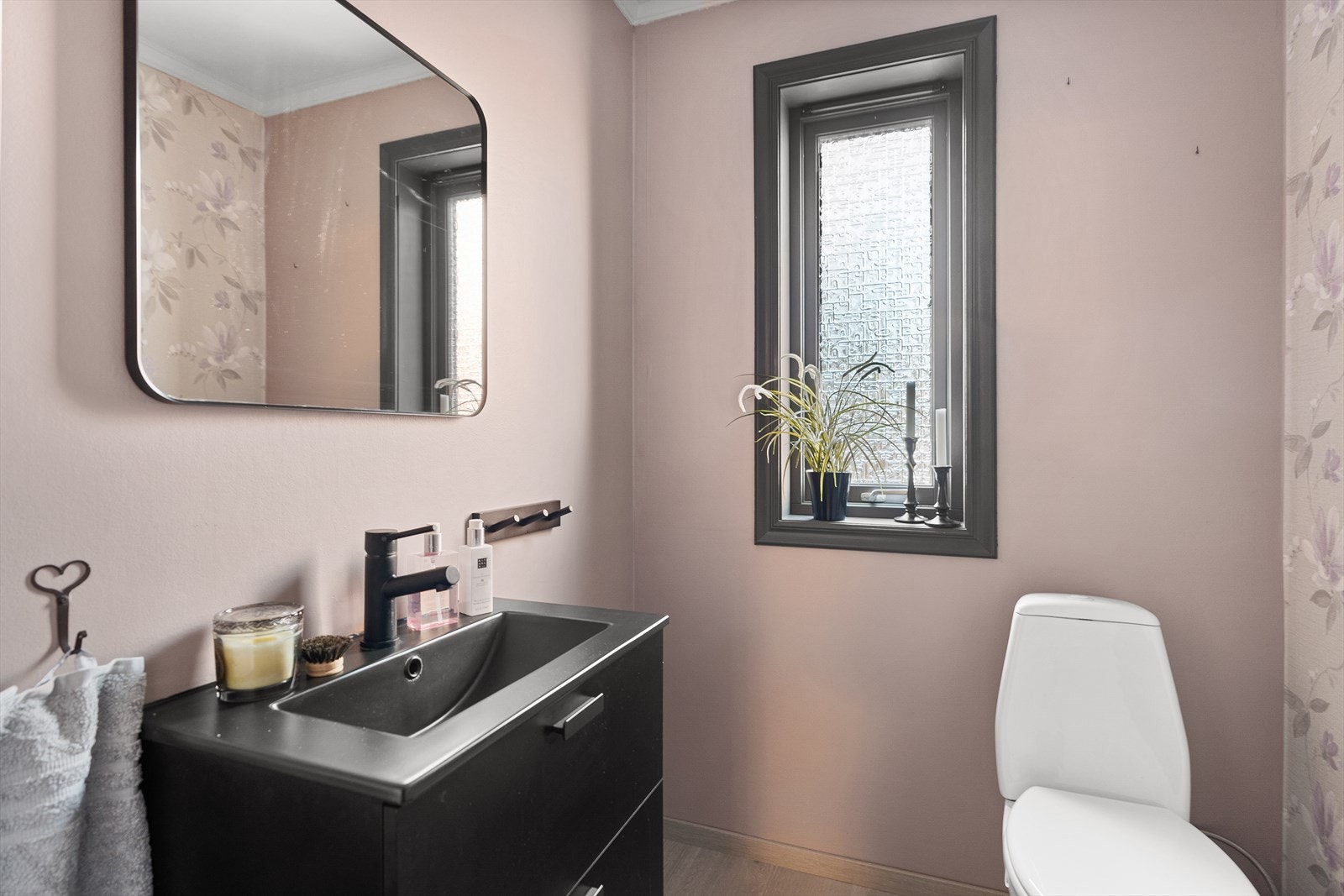 Gjestetoalett i hovedetasje Galleribilde