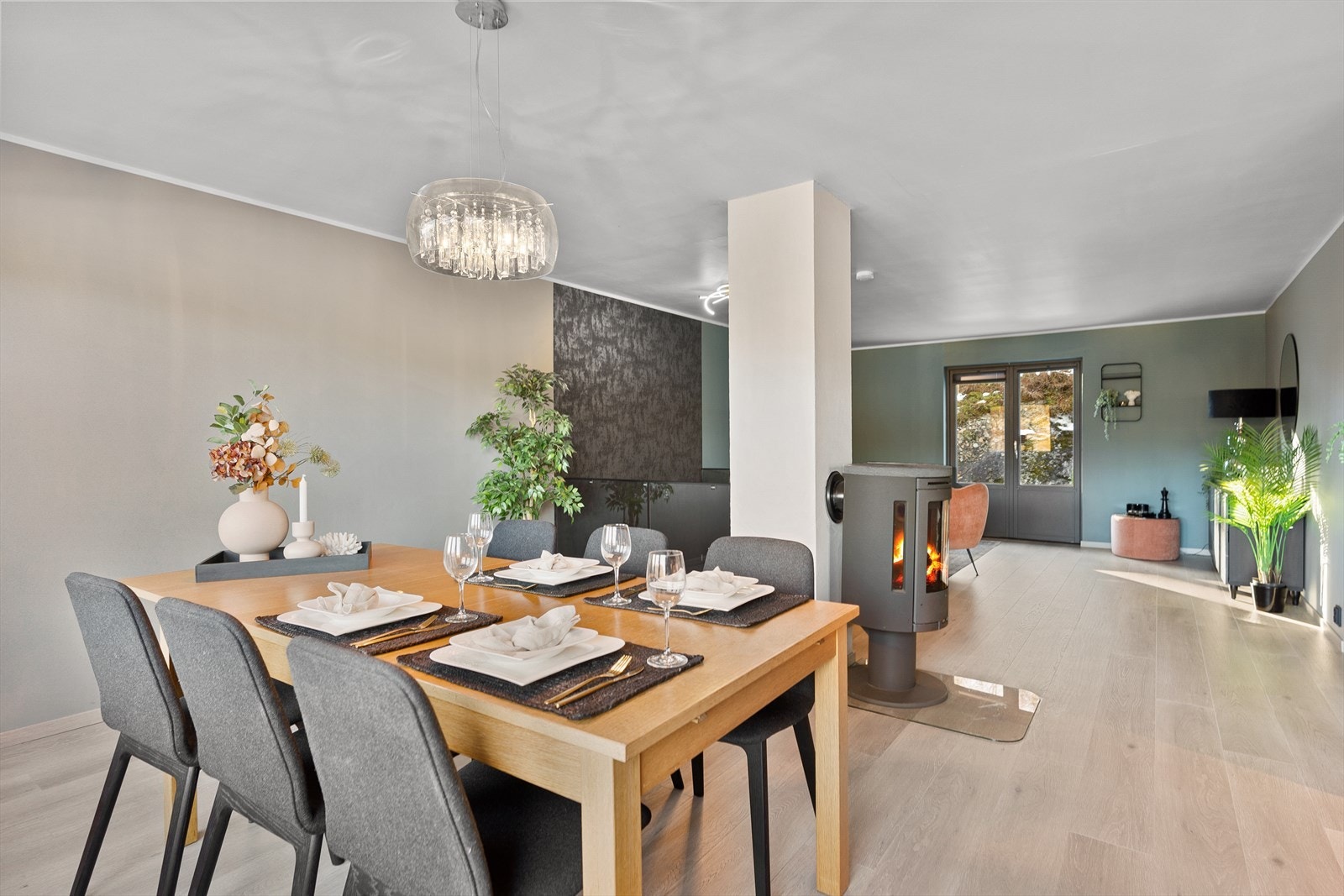 Spiseplass ved kjøkken og videre mot stue Galleribilde