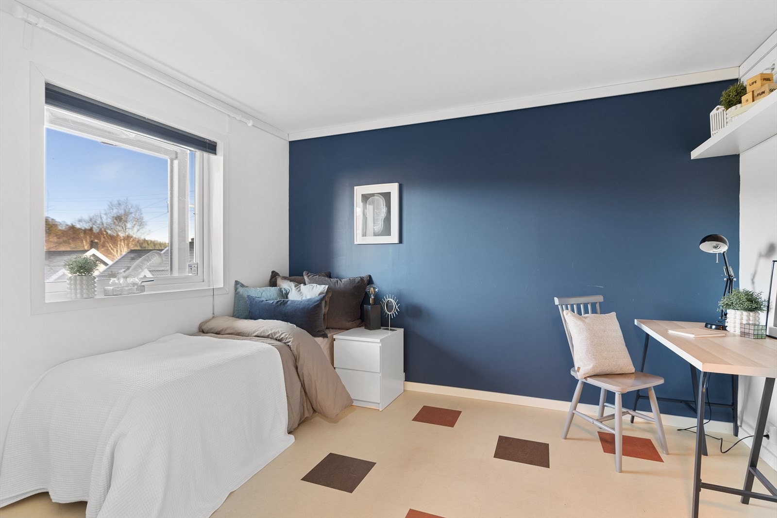 Et av to soverom i inngangsetasje Galleribilde