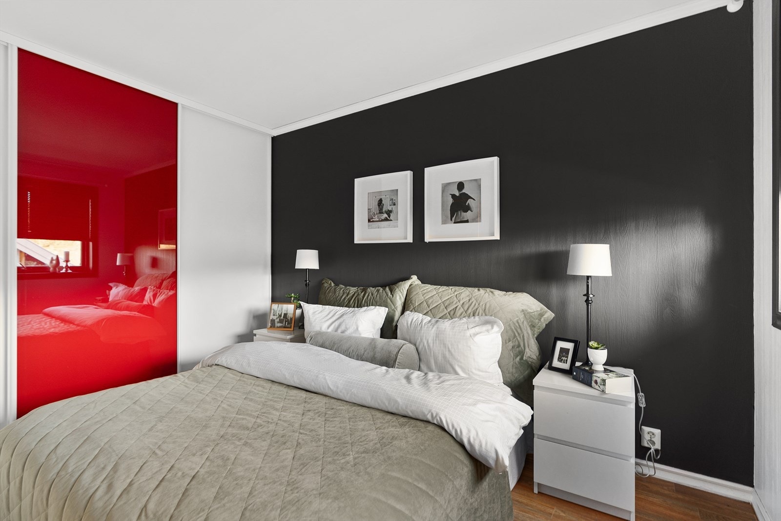 Et av to soverom i inngangsetasje Galleribilde