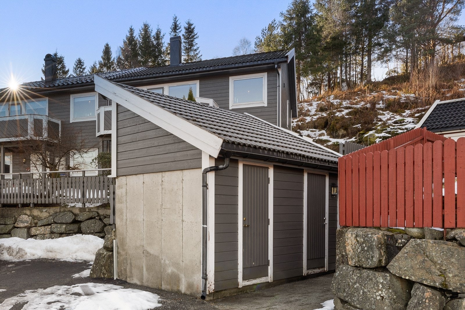 Utvendig bod og trapp opp til huset Galleribilde