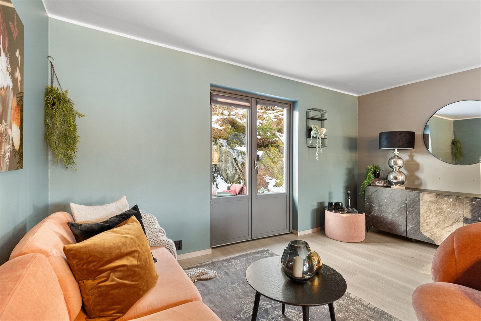 Stue mot stor uteplass Galleribilde