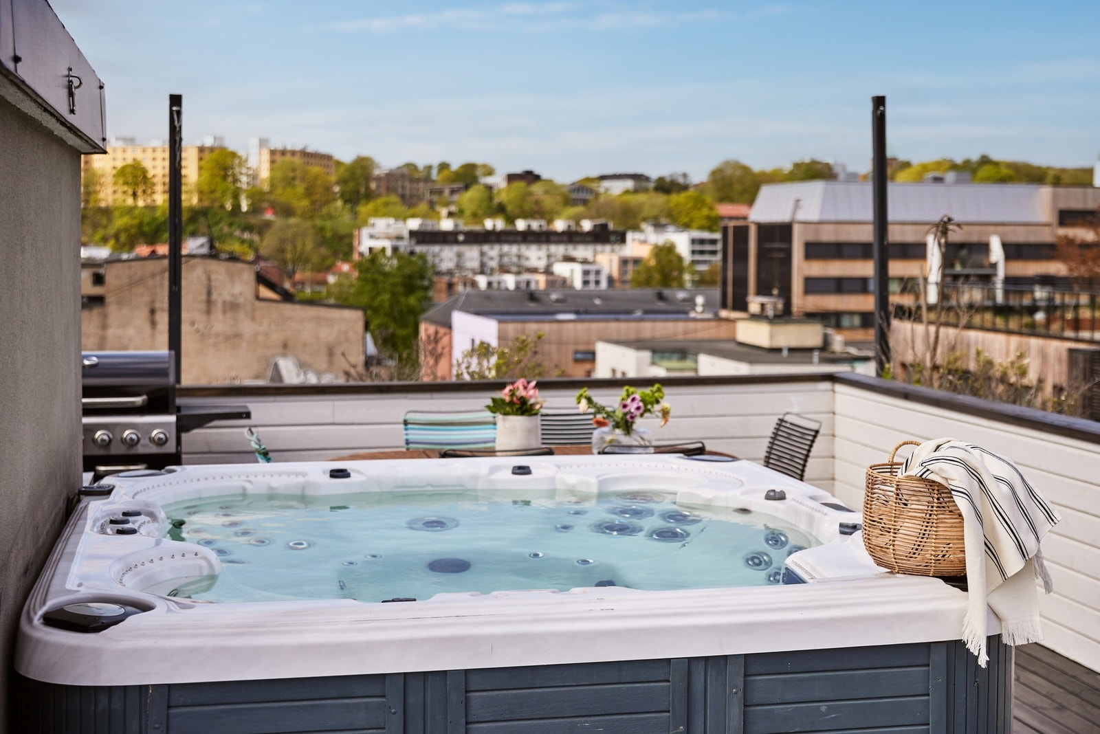 På takterrassen er det rikelig med plass til både lounge og spisebord. Jacuzzien medfølger i salget. Galleribilde