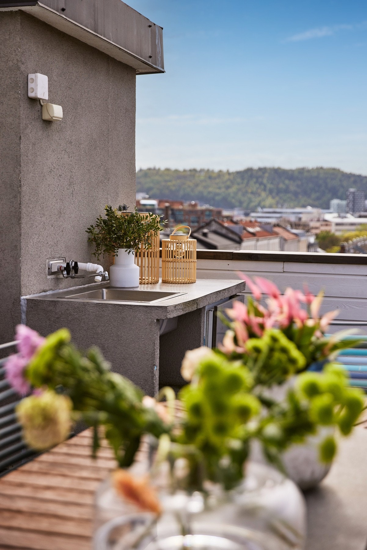 På takterrassen er det et eget utekjøkken tilkoblet vann og kjøleskap. Perfekt til middagsselskap! Galleribilde
