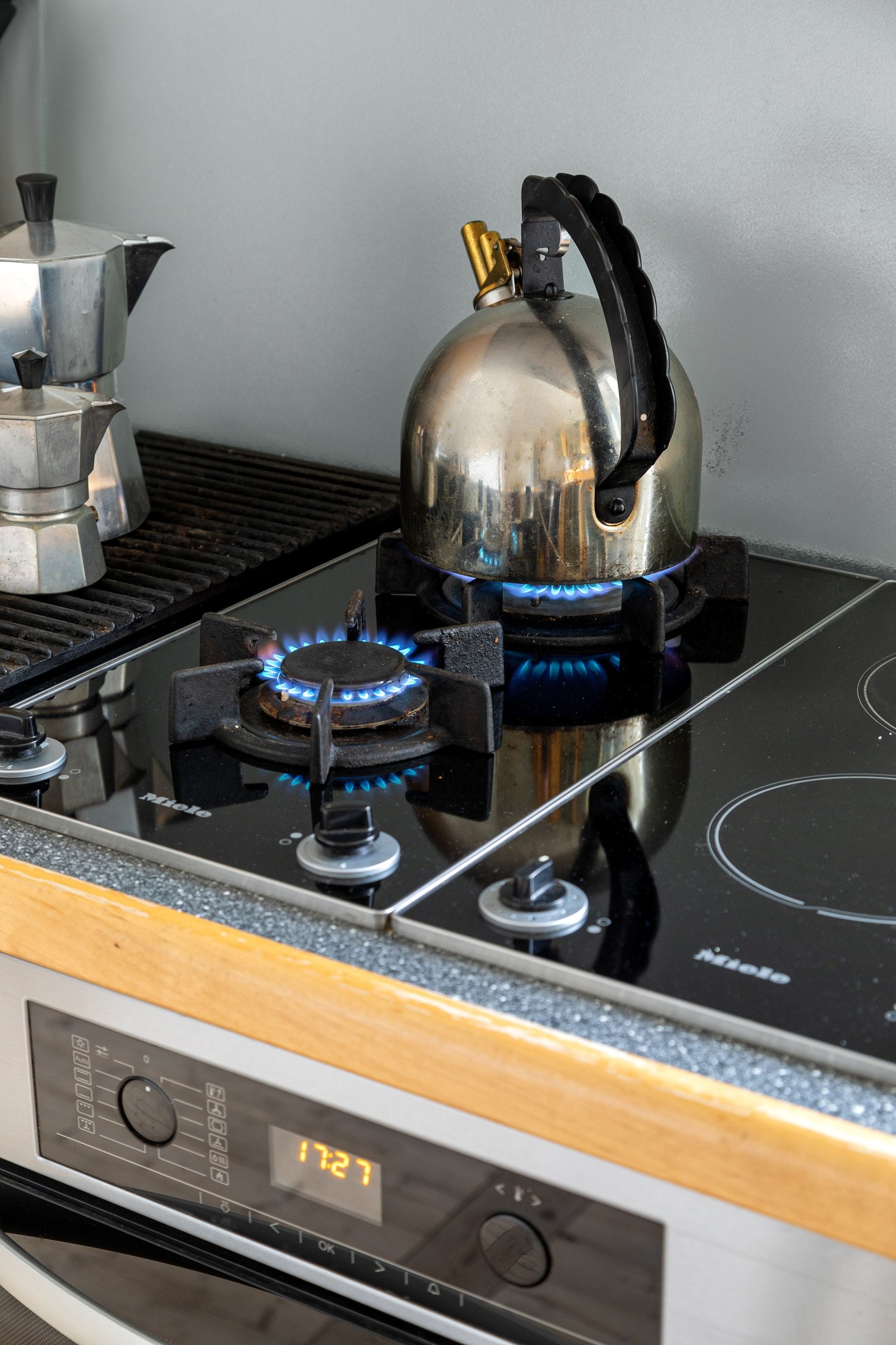 Integrerte hvitevarer som platetopp med gasstopp og stekeovn. Det er plass til kjøle-/fryseskap og opplegg for vaskemaskin. Galleribilde