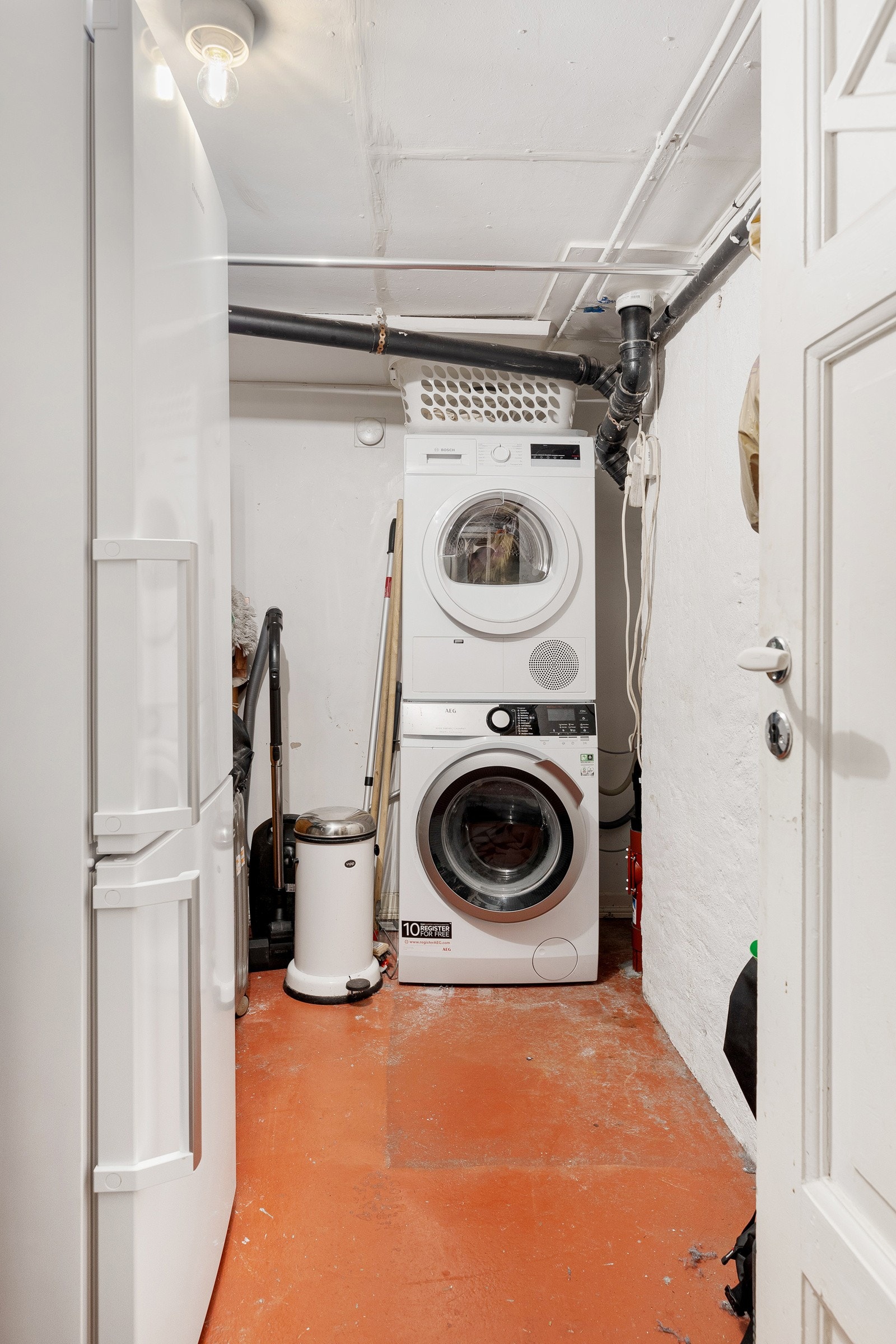 Selger disponerer et vaskerom som er rett utenfor leiligheten. Hvitevarer kan kjøpes. Tilhørende kjellerbod er også rett utenfor leiligheten i underetasjen. Galleribilde