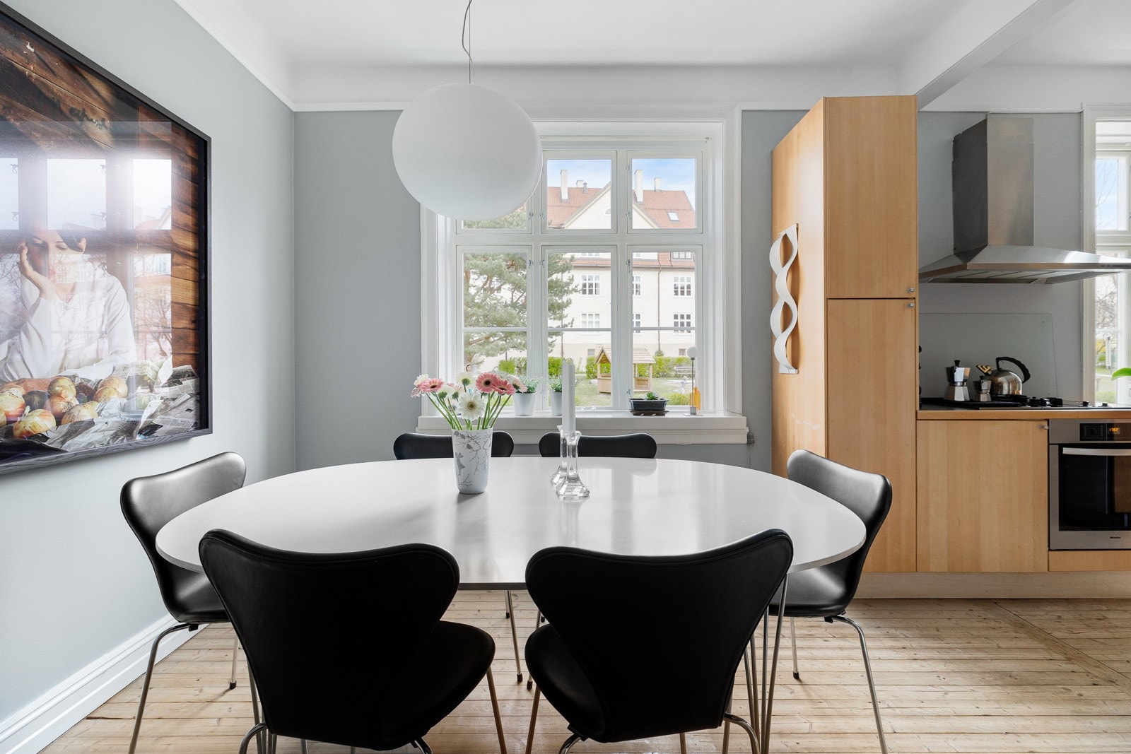 I tillegg til det funksjonelle aspektet er det mye plass til hyller/skap til oppbevaring, samt et større spisebord. Galleribilde