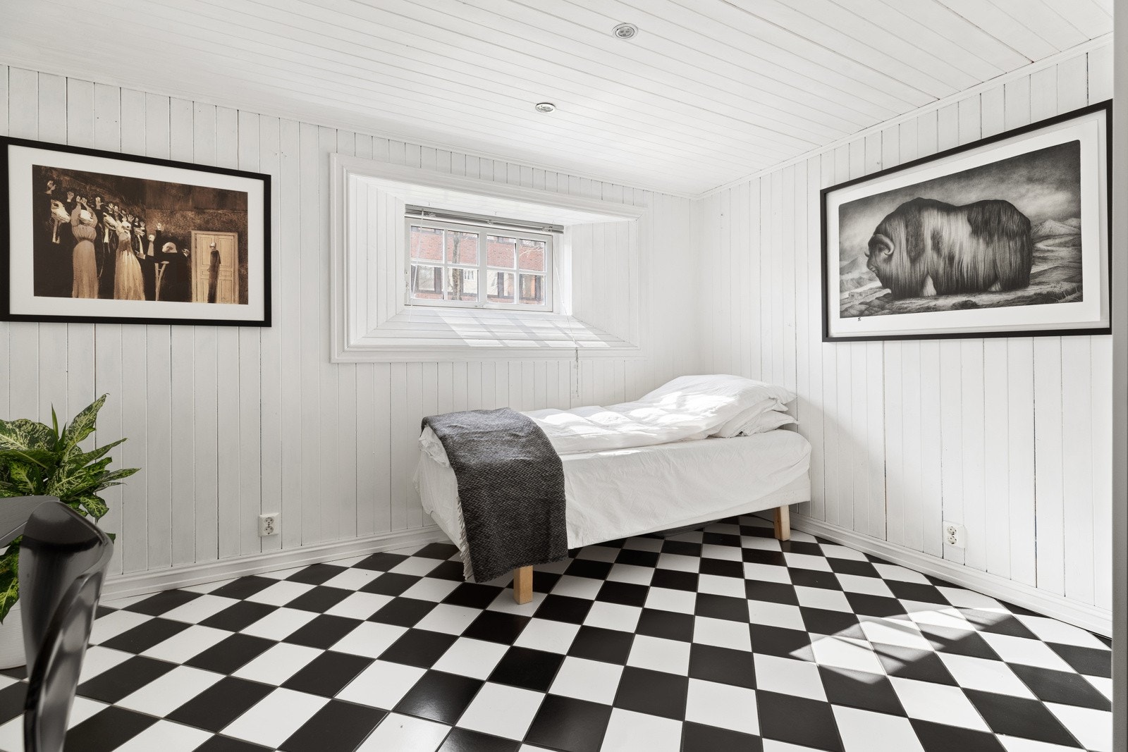 Soverom av svært god størrelse. Det er tilstrekkelig plass til en dobbeltseng, hyller og garderobeskap. Galleribilde