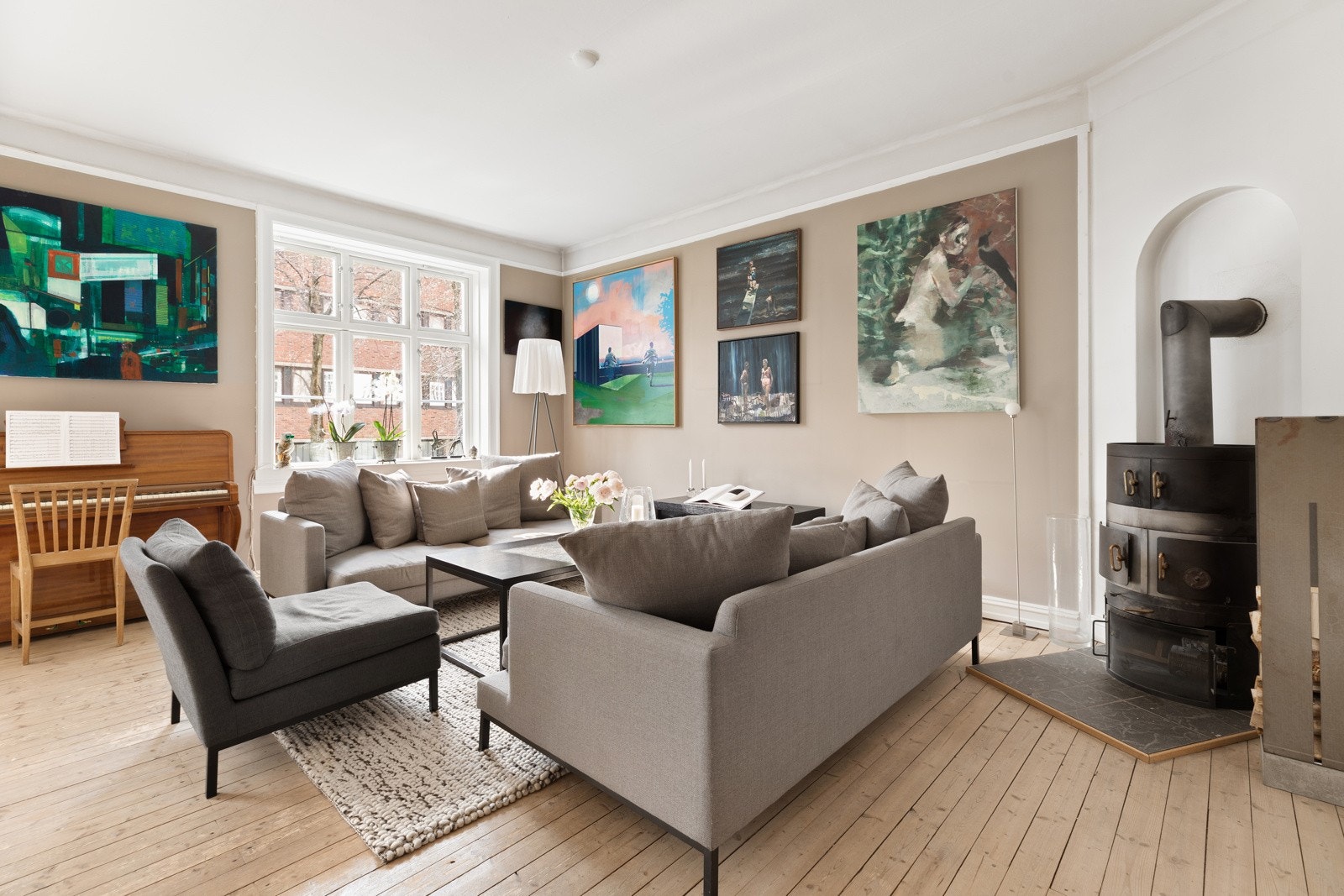 Sjeldent for Lindern Hageby er at denne leiligheten har to stuer på rad. Stuen har ellers klassiske detaljert som en generøs himlingshøyde, store vindusflater og en peis. Galleribilde