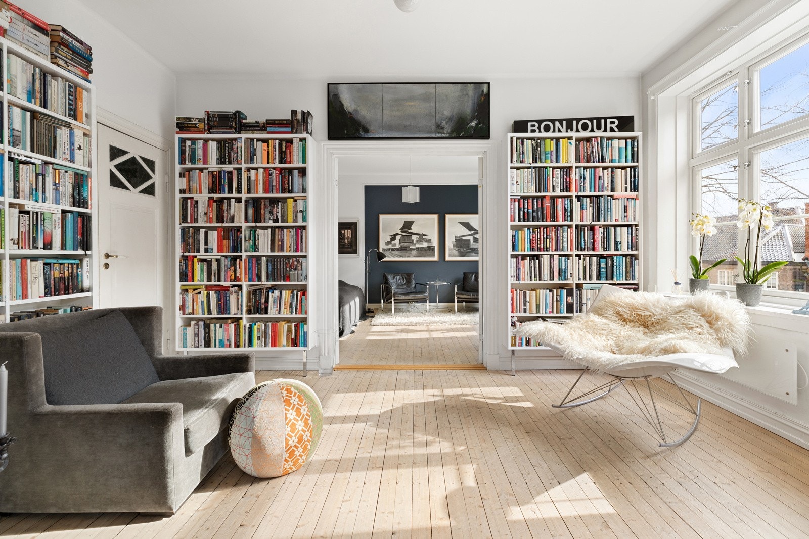 Boligen er plassert i populære Lindern Hageby, kjent for sine idylliske og barnevennlige omgivelser. Galleribilde