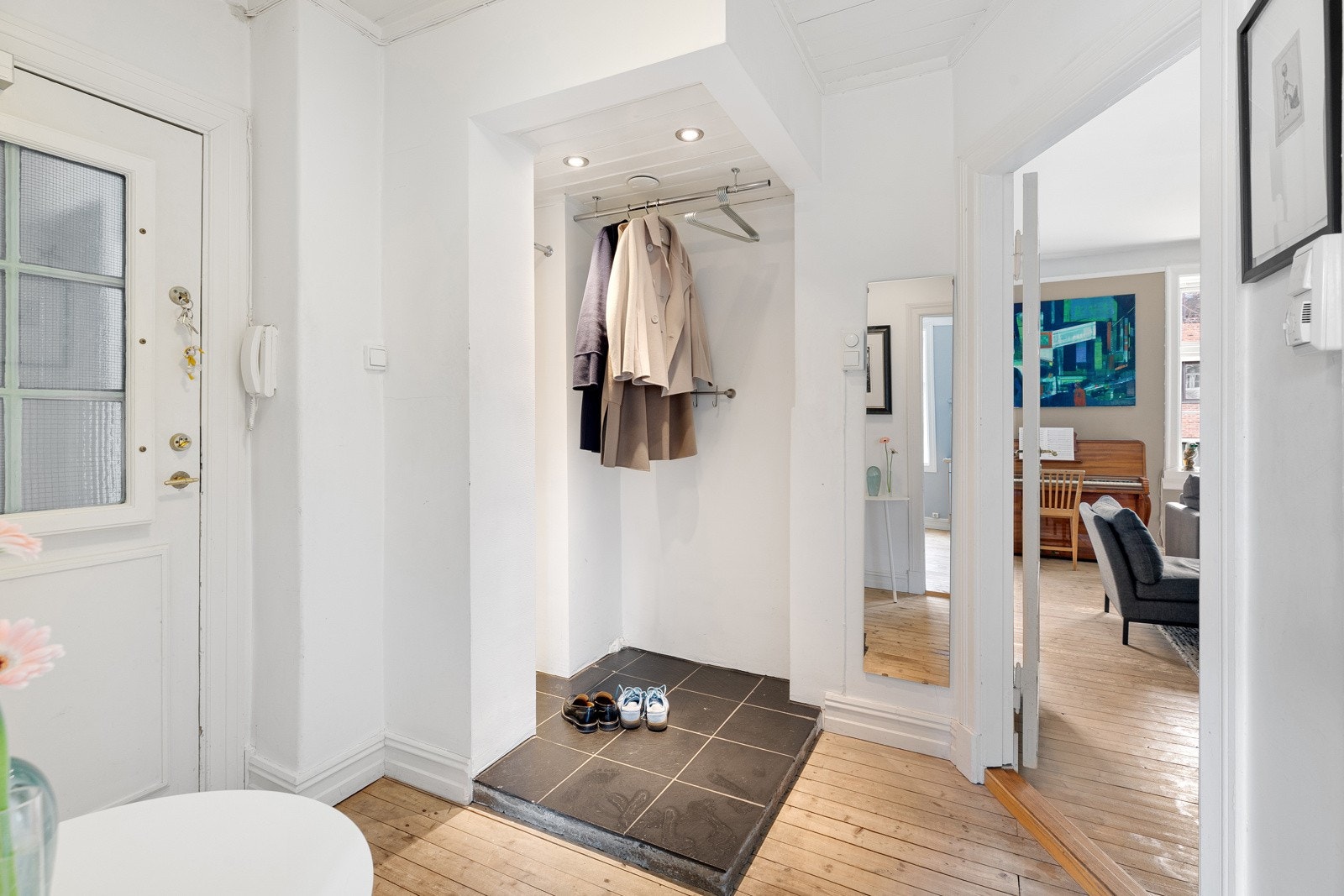 Romslig entré med en flislagt del som har gulvvarme. Galleribilde