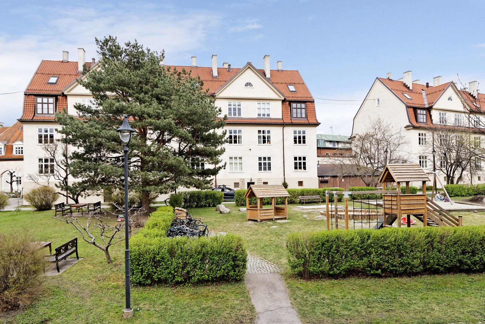 Her kan du følge med på at barna leker, mens du lager mat på kjøkkenet. Galleribilde