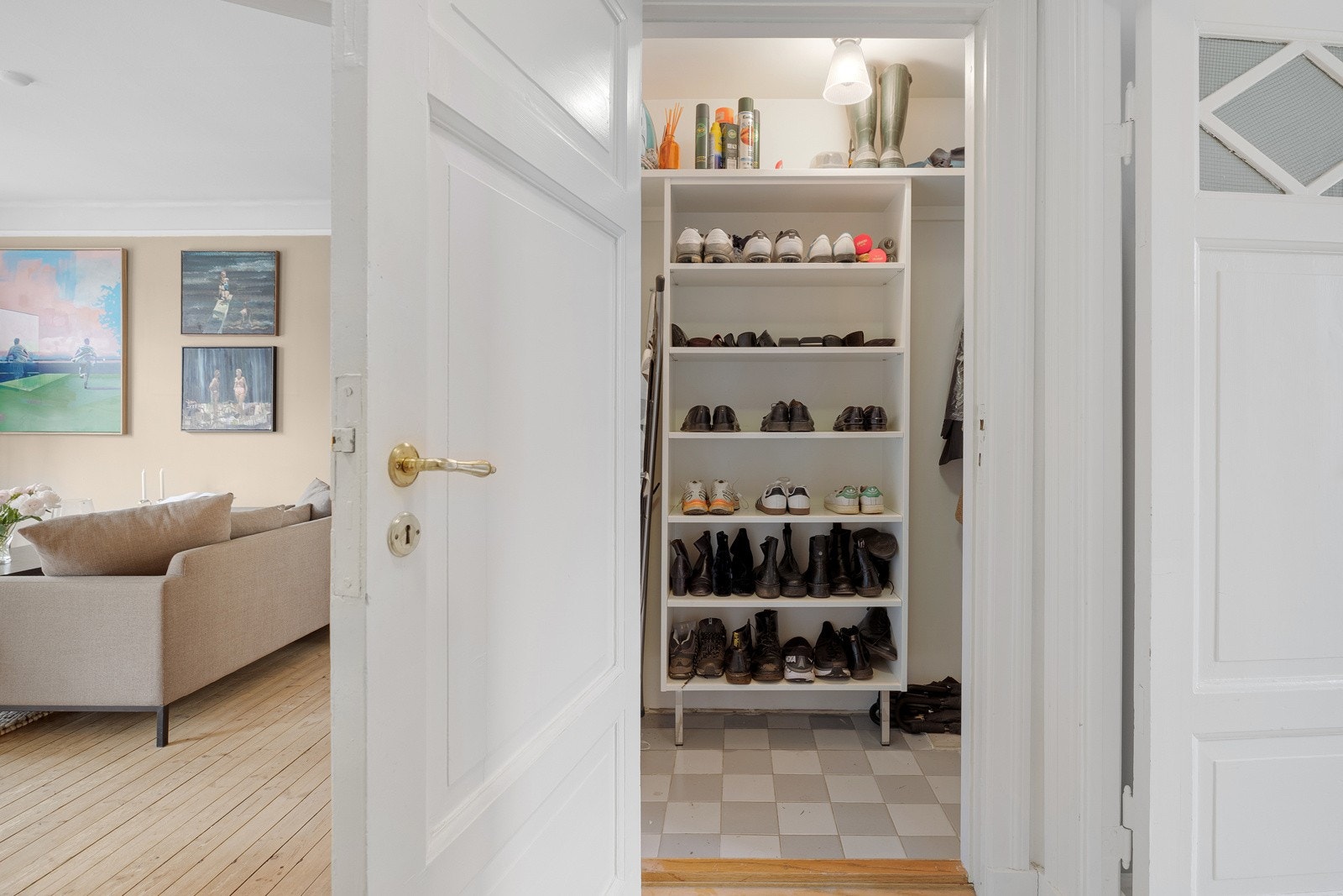 Det er en innvendig bod i tilknytning til entréen, for ekstra oppbevaringsplass. Galleribilde