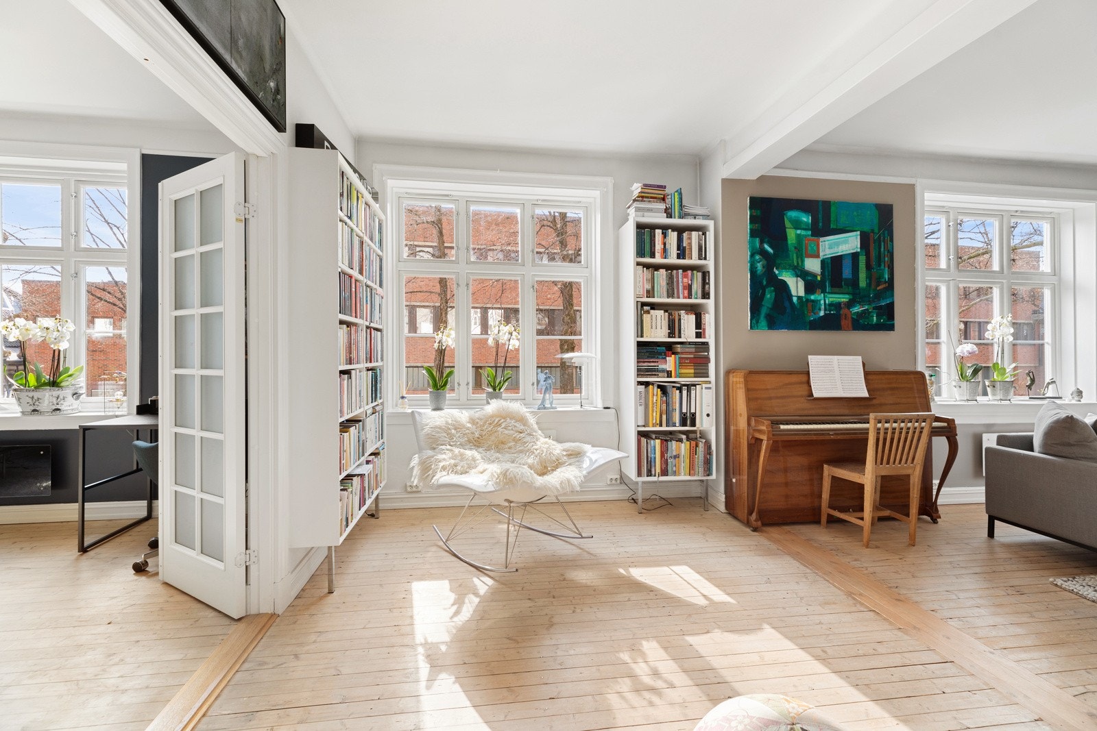 Boligen er stor, lys og gjennomgående, med mye utsyn og lite innsyn. Galleribilde