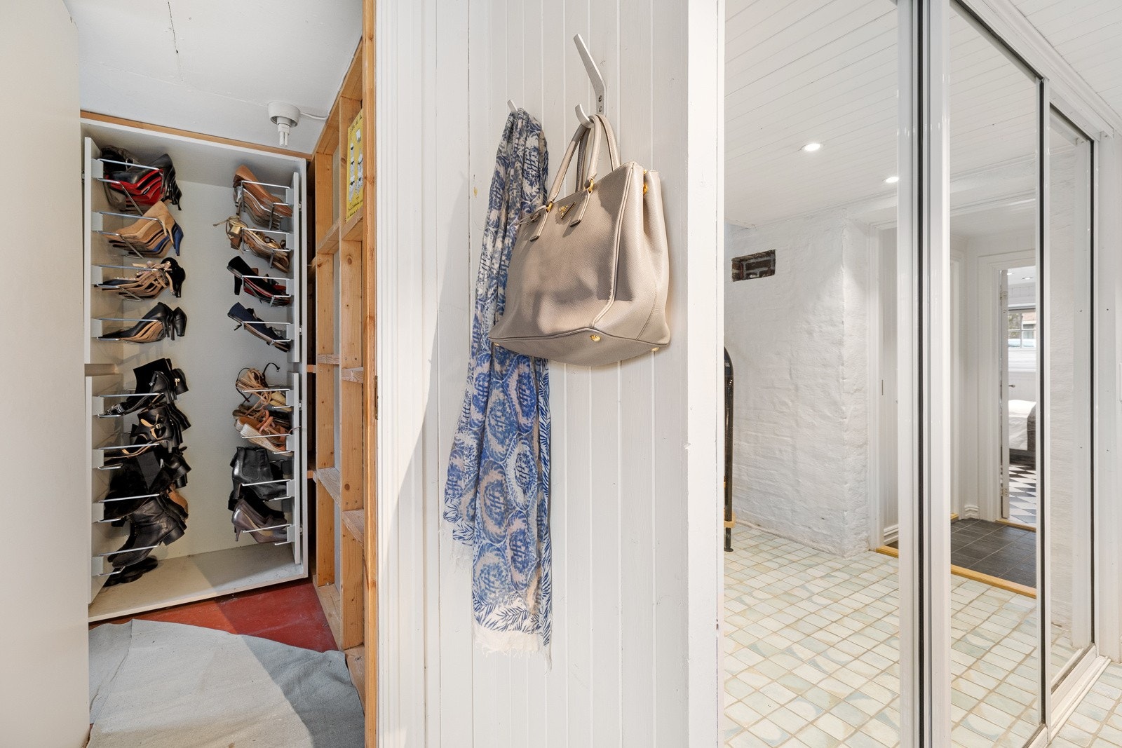 I tillegg til integrert skyvedørsgarderobe, er det en innvendig bod med ytterligere oppbevaringsplass. Galleribilde