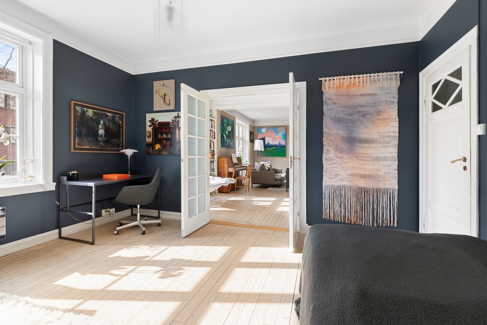 Leiligheten har rikelig med naturlig lys, og en fantastisk atmostfære. Galleribilde