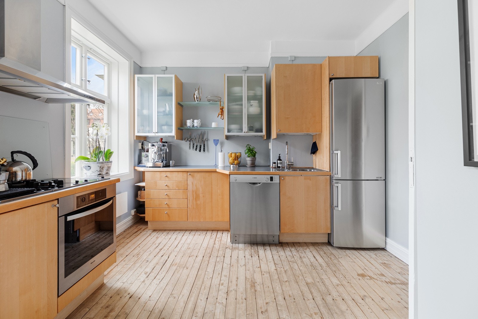 Leiligheten har et stort separat kjøkken. Ventilator over stekesone er tilknyttet kanal til yttervegg. Galleribilde