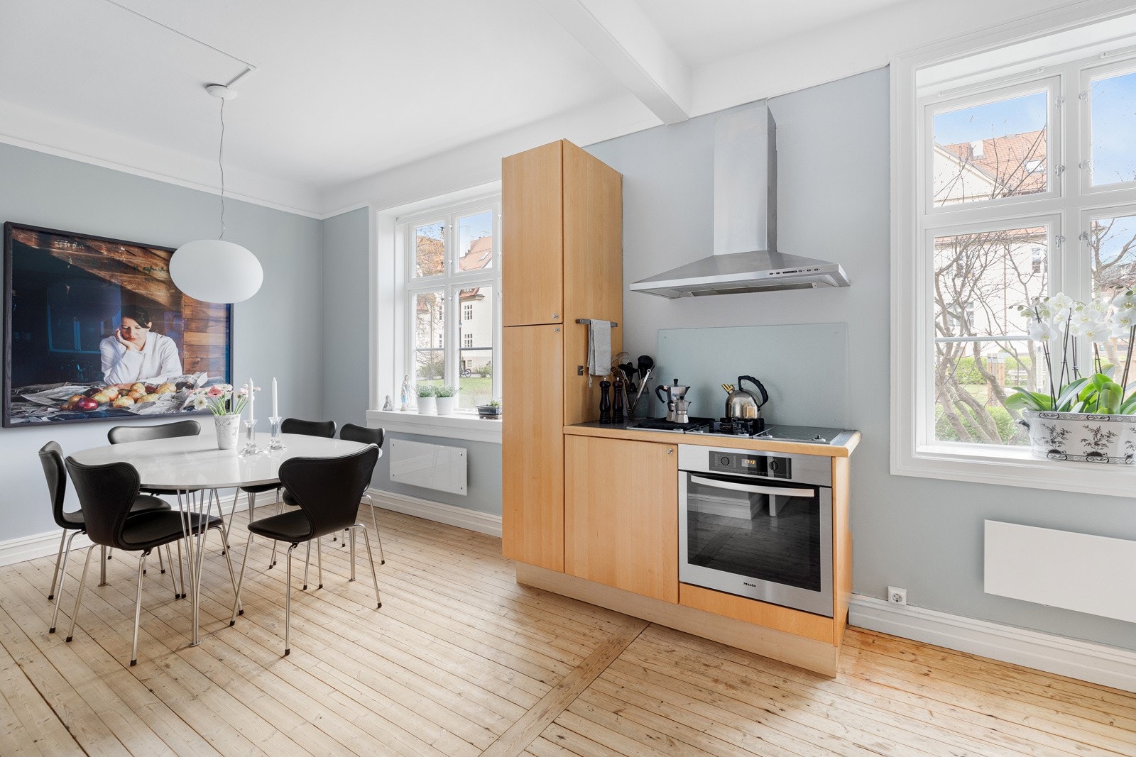 to store vindusflater som sikrer rikelig med naturlig lys, samt nydelig utsyn mot grønne omgivelser i bakgården. Galleribilde