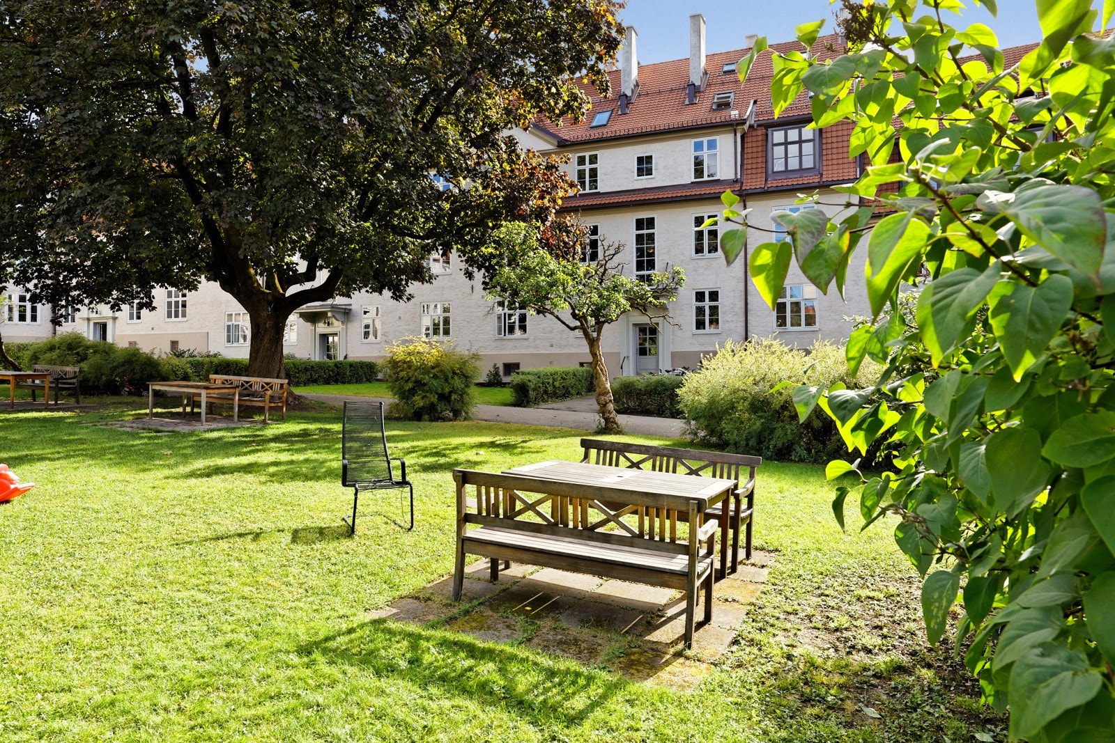 Beliggenheten i Lindern Hageby er en av de største fordelene med leiligheten. Området kjennetegnes av vakre, ærverdige teglsteinsbygg med store parkmessige bakgårder. Galleribilde