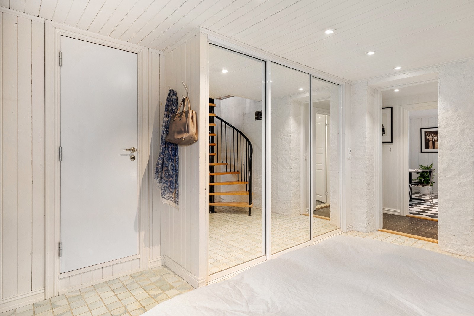 Rommet får mye naturlig lys fra vindu. Galleribilde