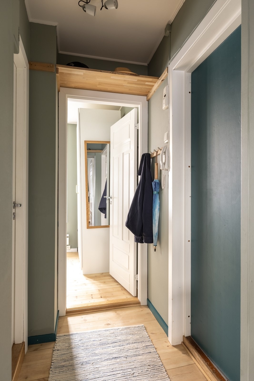 Velkommen inn. Entré med dørcallingssystem som gjør det enkelt å slippe inn gjester! Galleribilde
