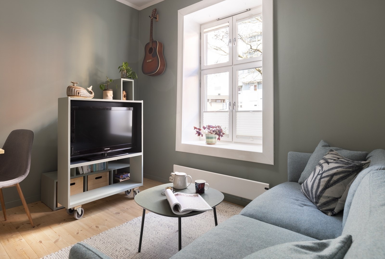 Vipps så har du tv-stue. Store, klassiske vinduskarmer byr også på ekstra sitteplass for de som liker å titte ut! Galleribilde